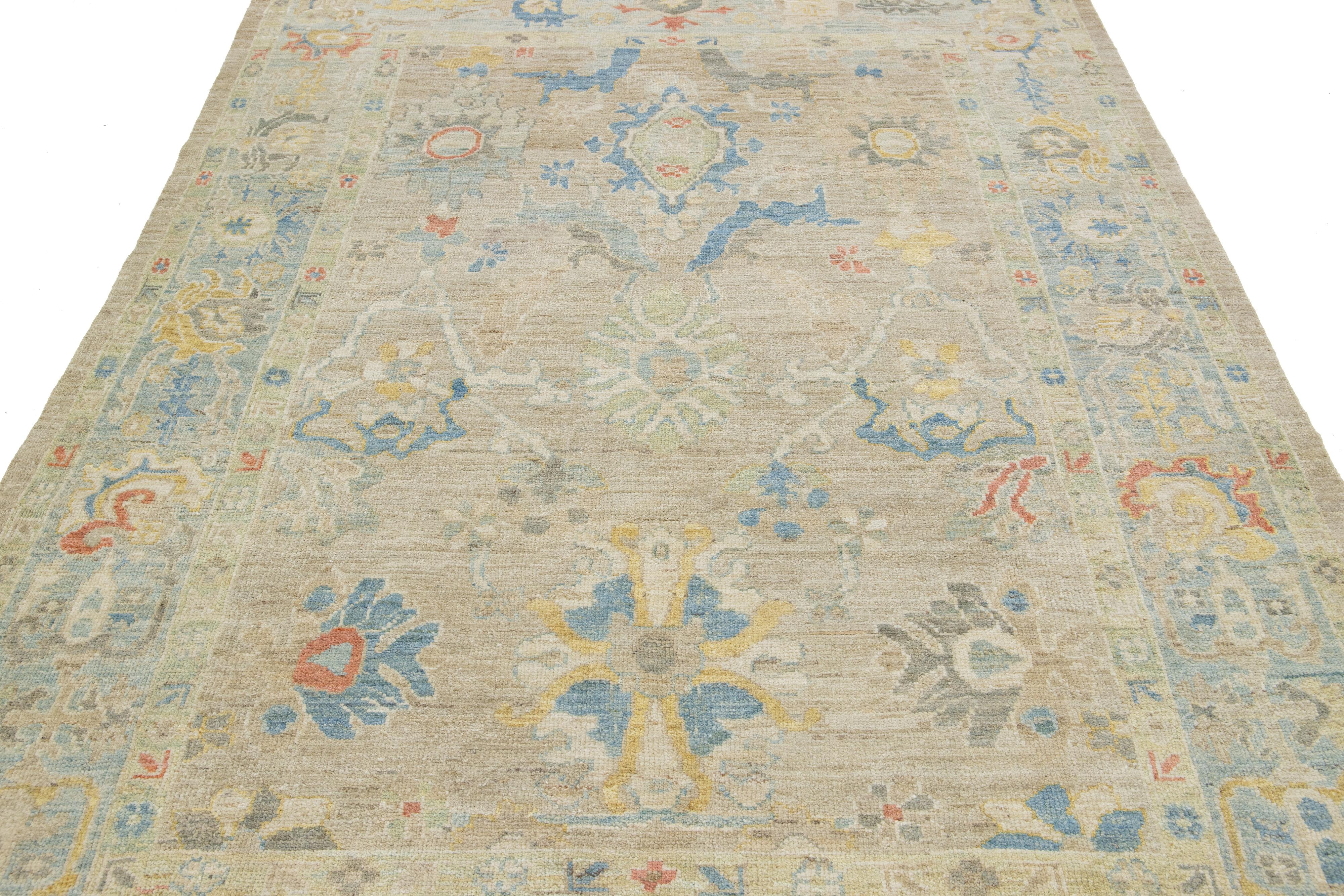 XXI secolo e contemporaneo Tappeto in lana Sultanabad Rugs di Apadana dal design moderno e fatto a mano in beige. in vendita