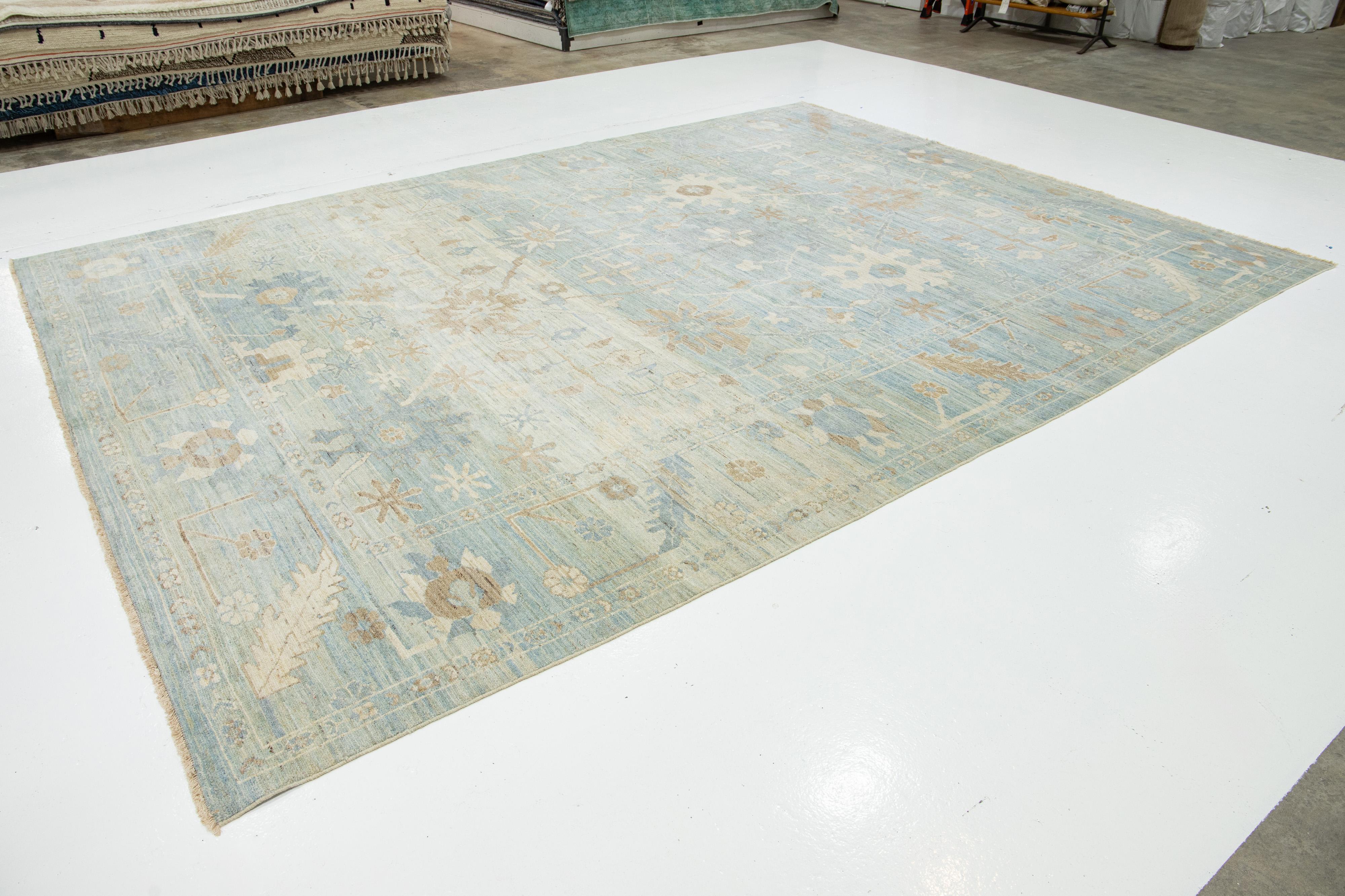 Pakistano Tappeto in lana Sultanabad Rugs di Apadana, dal design moderno, realizzato a mano in blu e beige tenui. in vendita