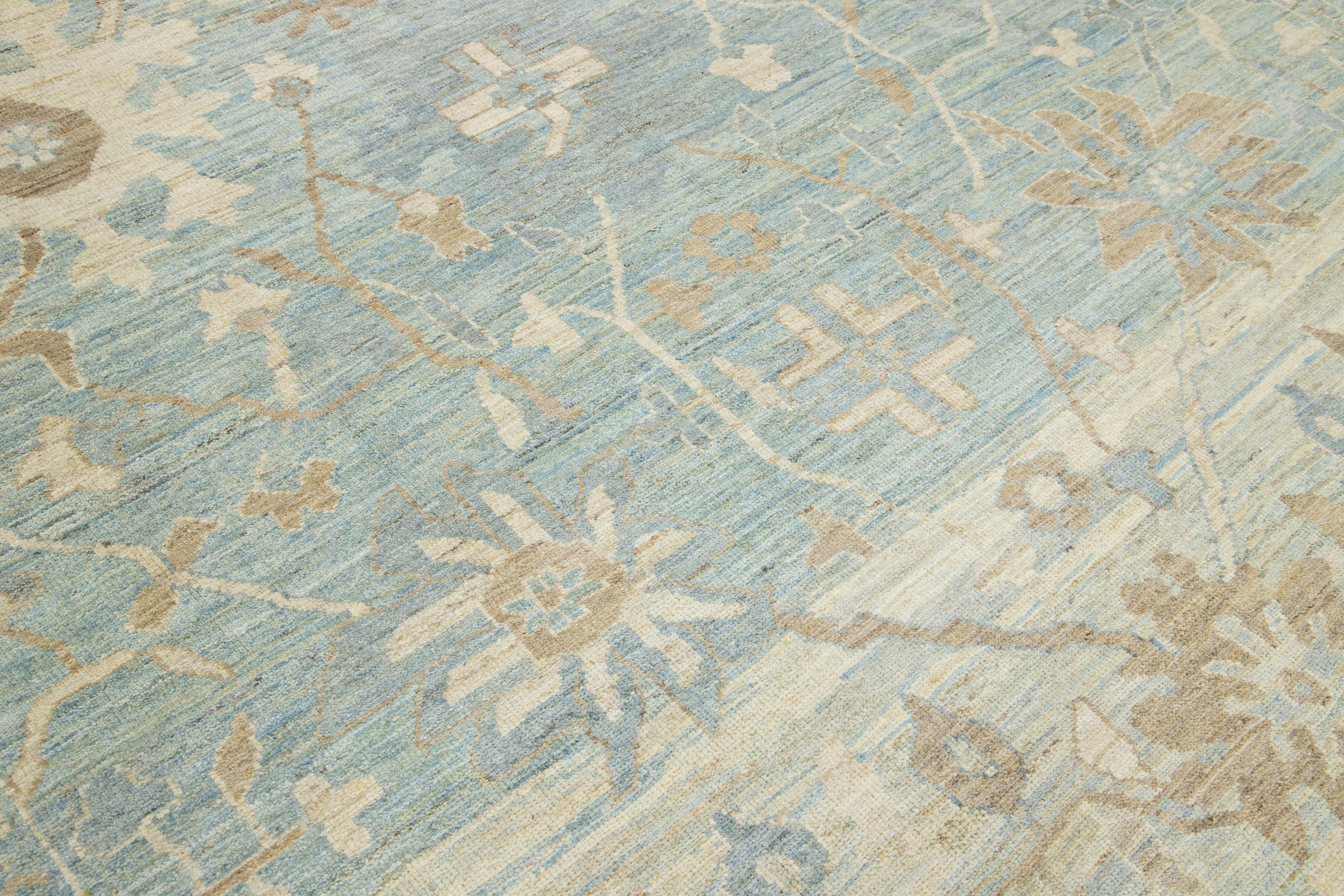Tappeto in lana Sultanabad Rugs di Apadana, dal design moderno, realizzato a mano in blu e beige tenui. In condizioni Nuovo in vendita a Norwalk, CT