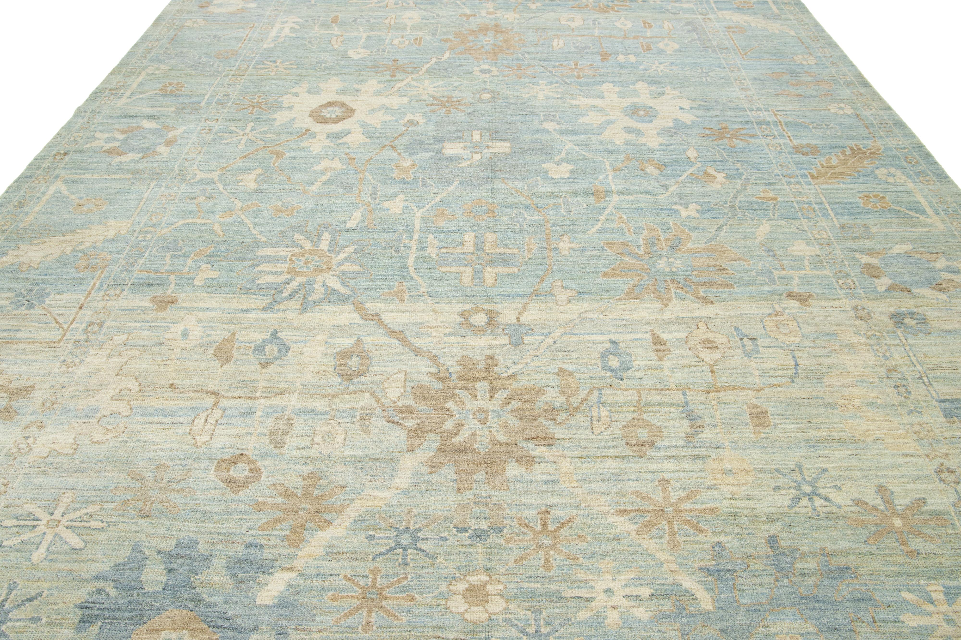 XXI secolo e contemporaneo Tappeto in lana Sultanabad Rugs di Apadana, dal design moderno, realizzato a mano in blu e beige tenui. in vendita