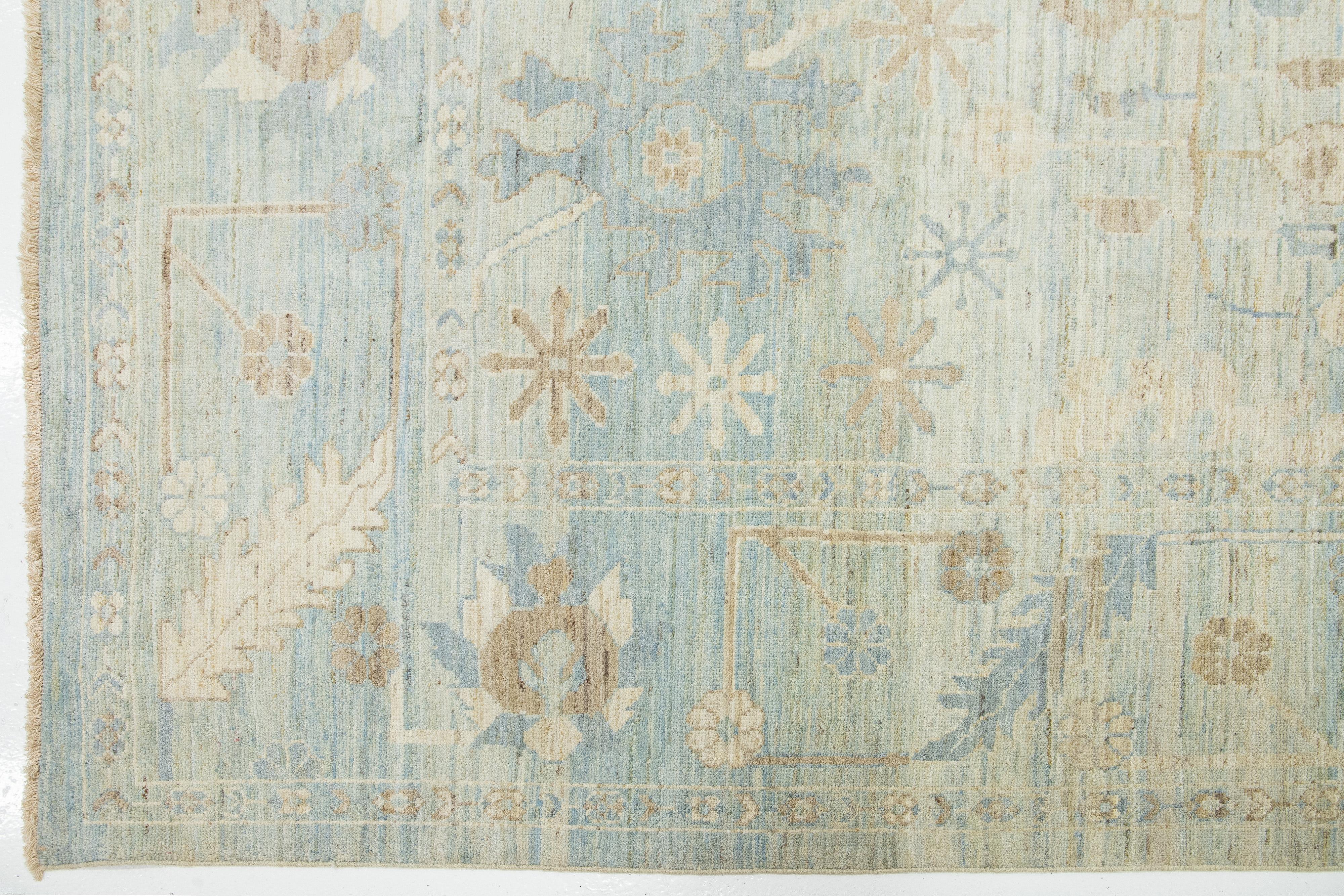 Lana Tappeto in lana Sultanabad Rugs di Apadana, dal design moderno, realizzato a mano in blu e beige tenui. in vendita