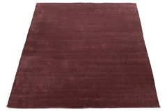 Tappeto moderno Gabbeh di Apadana in lana con rivestimento a mano in prugna profonda 12x15
