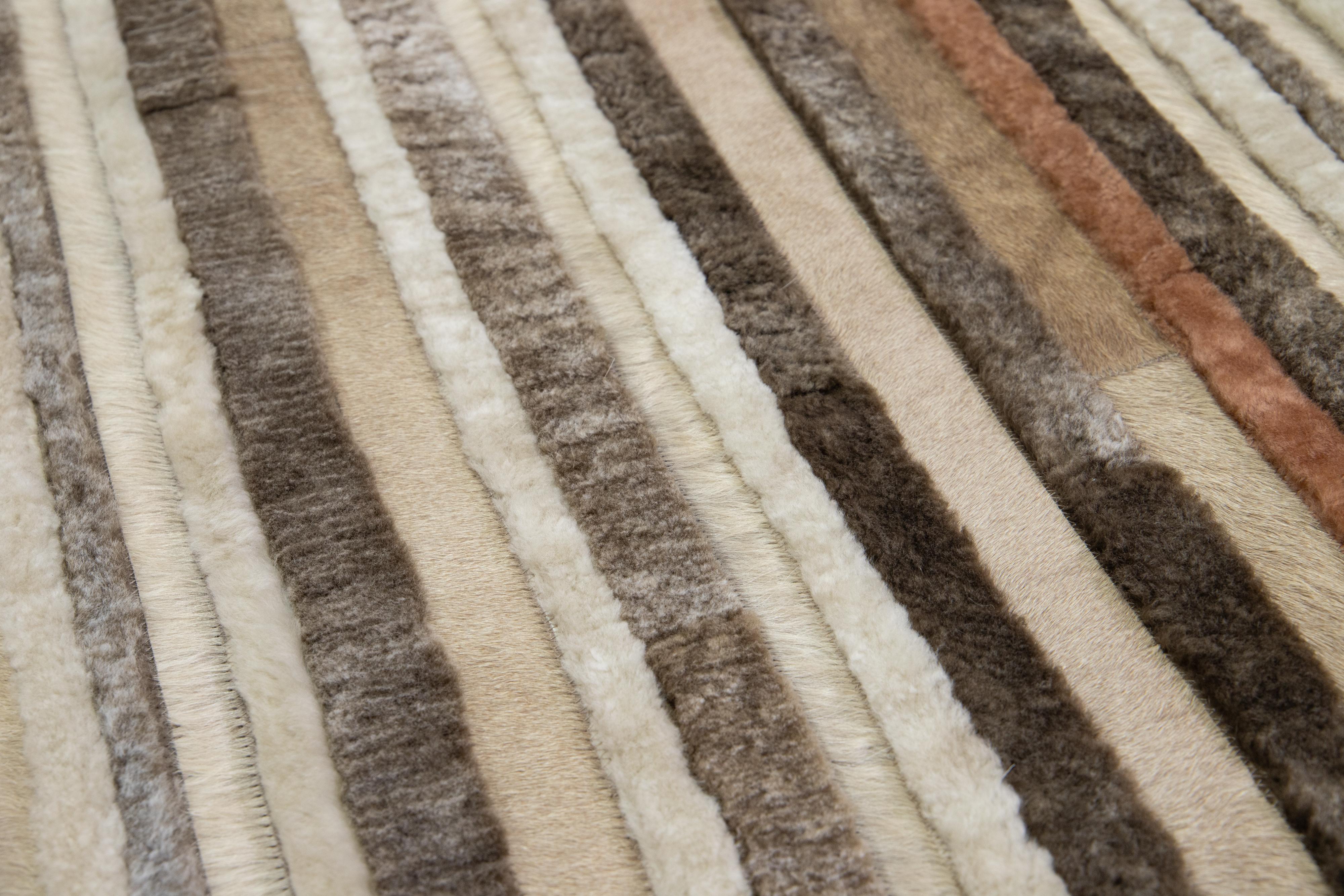 Der Modern Genuine Cowhide and Sheep Leather Custom Rug bietet anpassbare Optionen für Größe und Farbe. Er wird in Handarbeit aus Kuh- und Schafsleder (echtes Rinder- und Schafsleder) hergestellt und zeichnet sich durch außergewöhnliche Qualität und