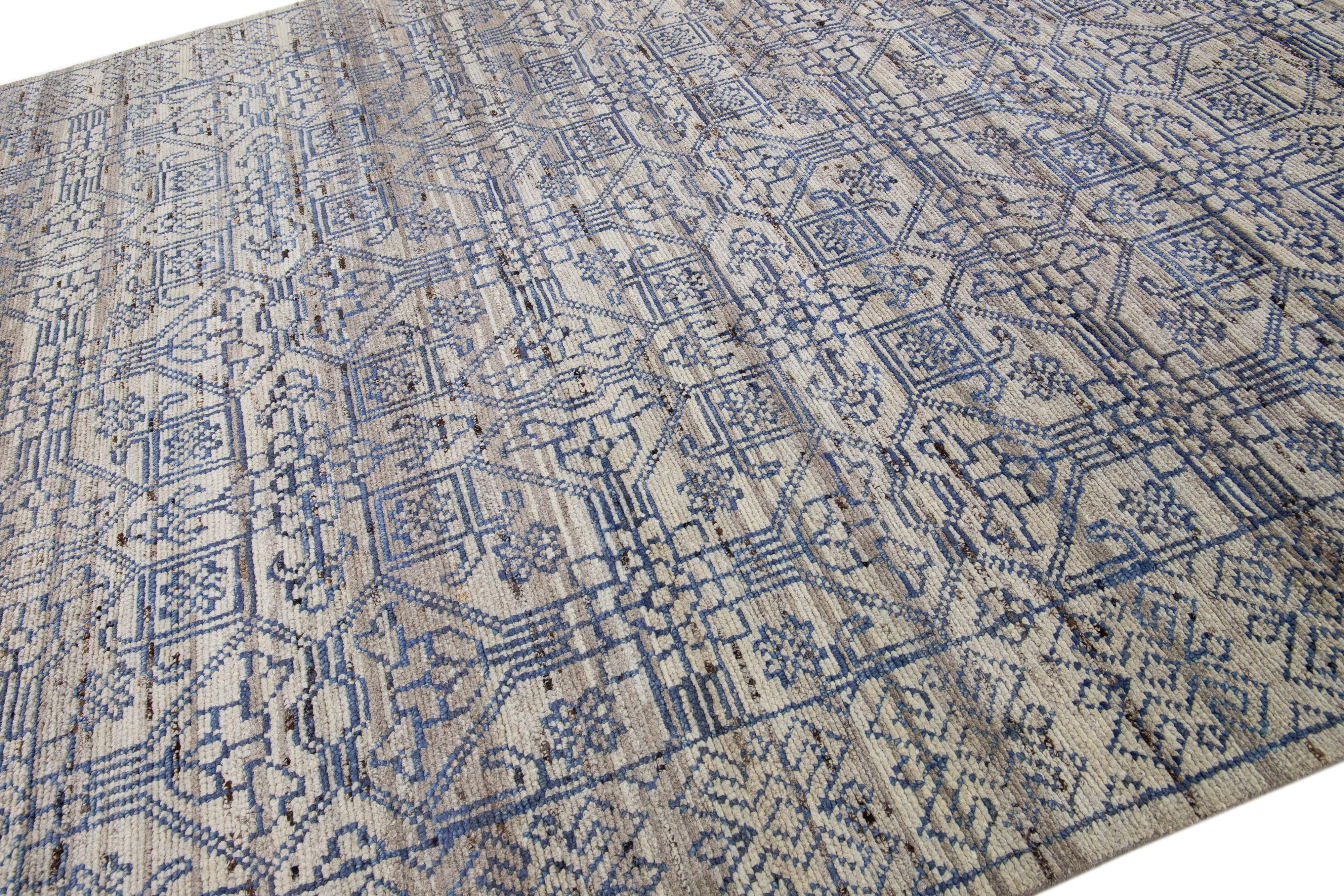 Apadana''s Moderner geometrischer indischer Wollteppich, handgefertigt in Grau (Indisch) im Angebot