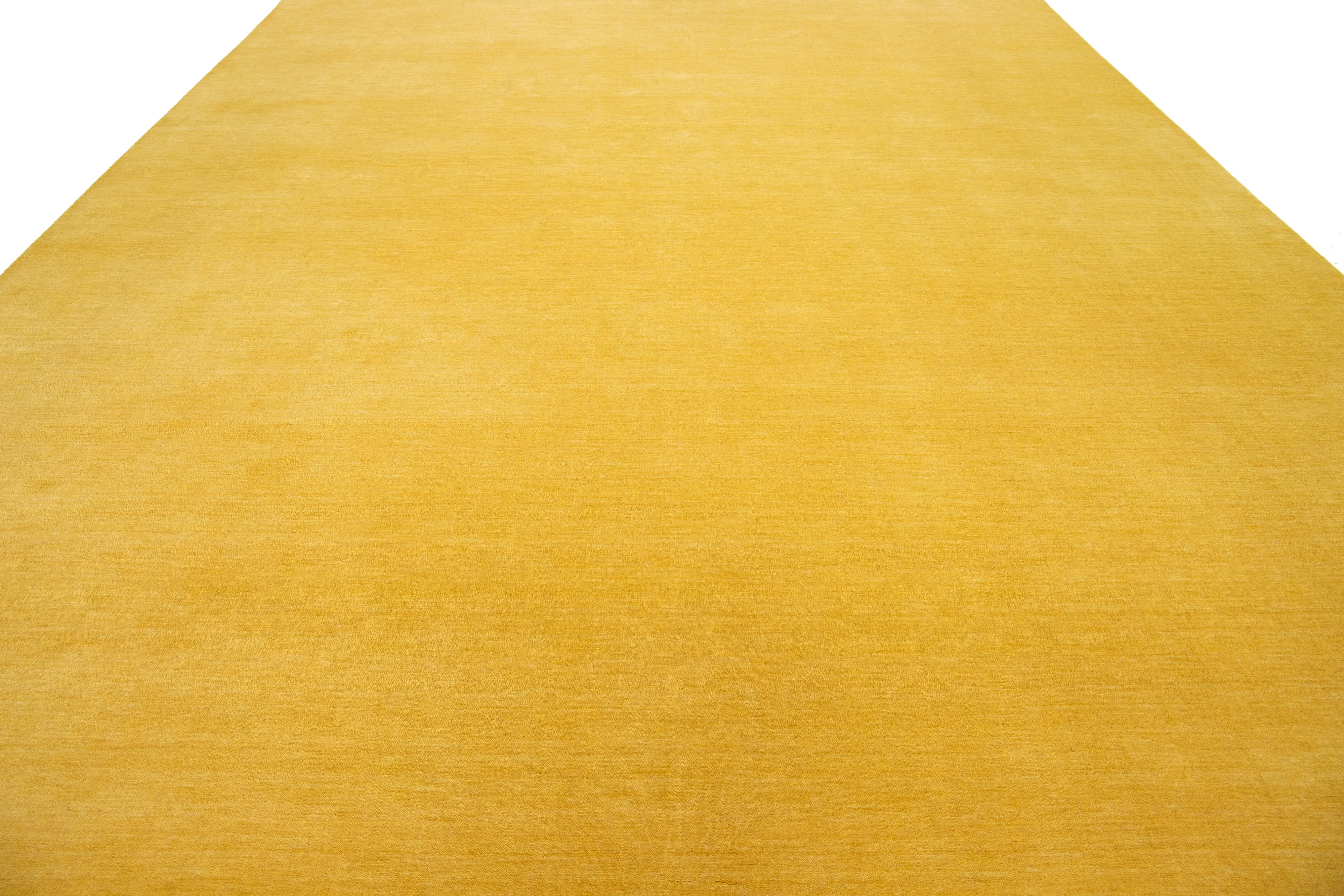 Questo tappeto in lana personalizzato e realizzato a mano, in stile Gabbeh, presenta un disegno a tinta unita di colore giallo chiaro. Fa parte della nostra Desert Collection ed è disponibile in diversi colori. Utilizziamo tecniche di lavorazione a