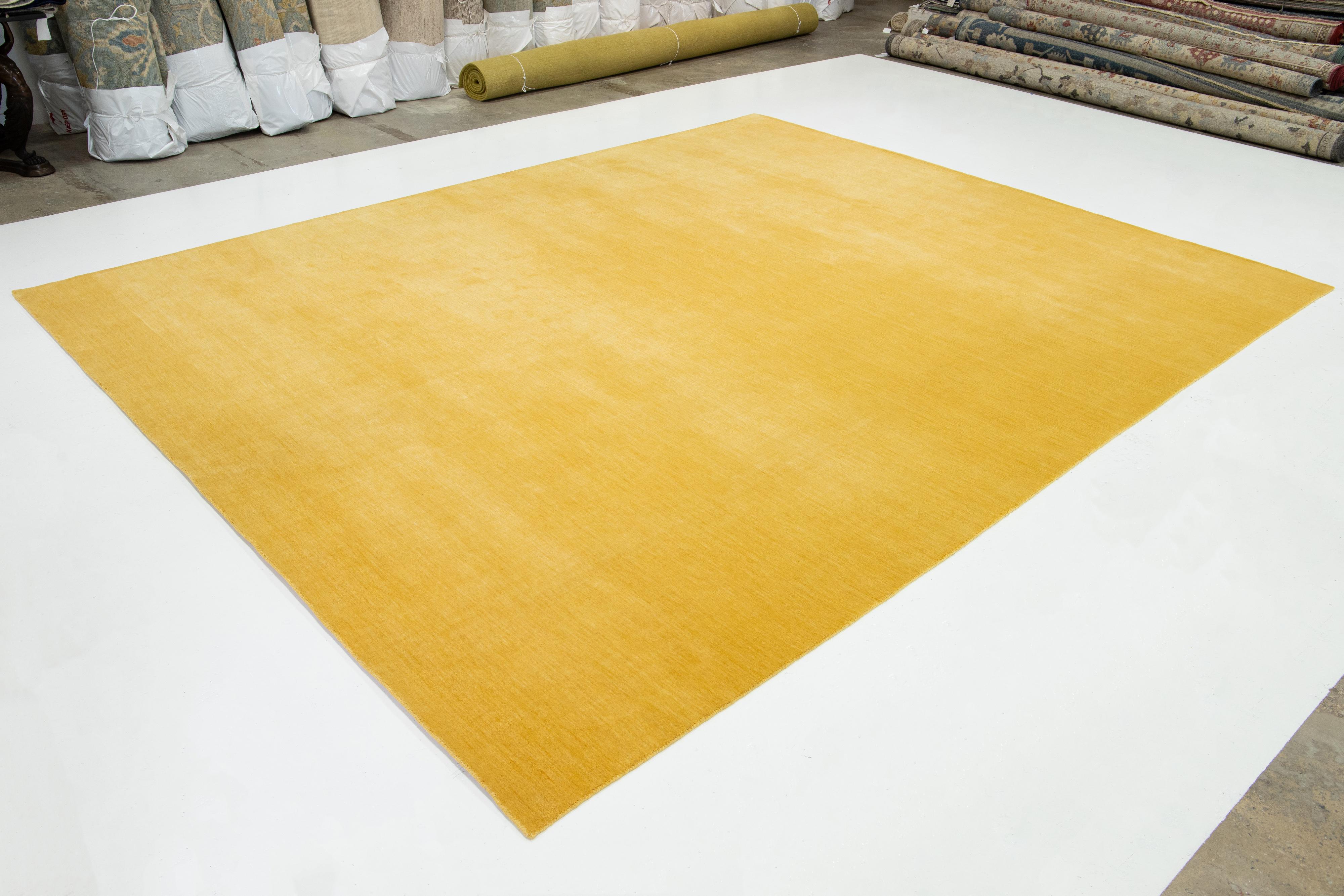 Moderno Tappeto Gabbeh moderno in lana felpata fatto a mano di Apadana in giallo in vendita