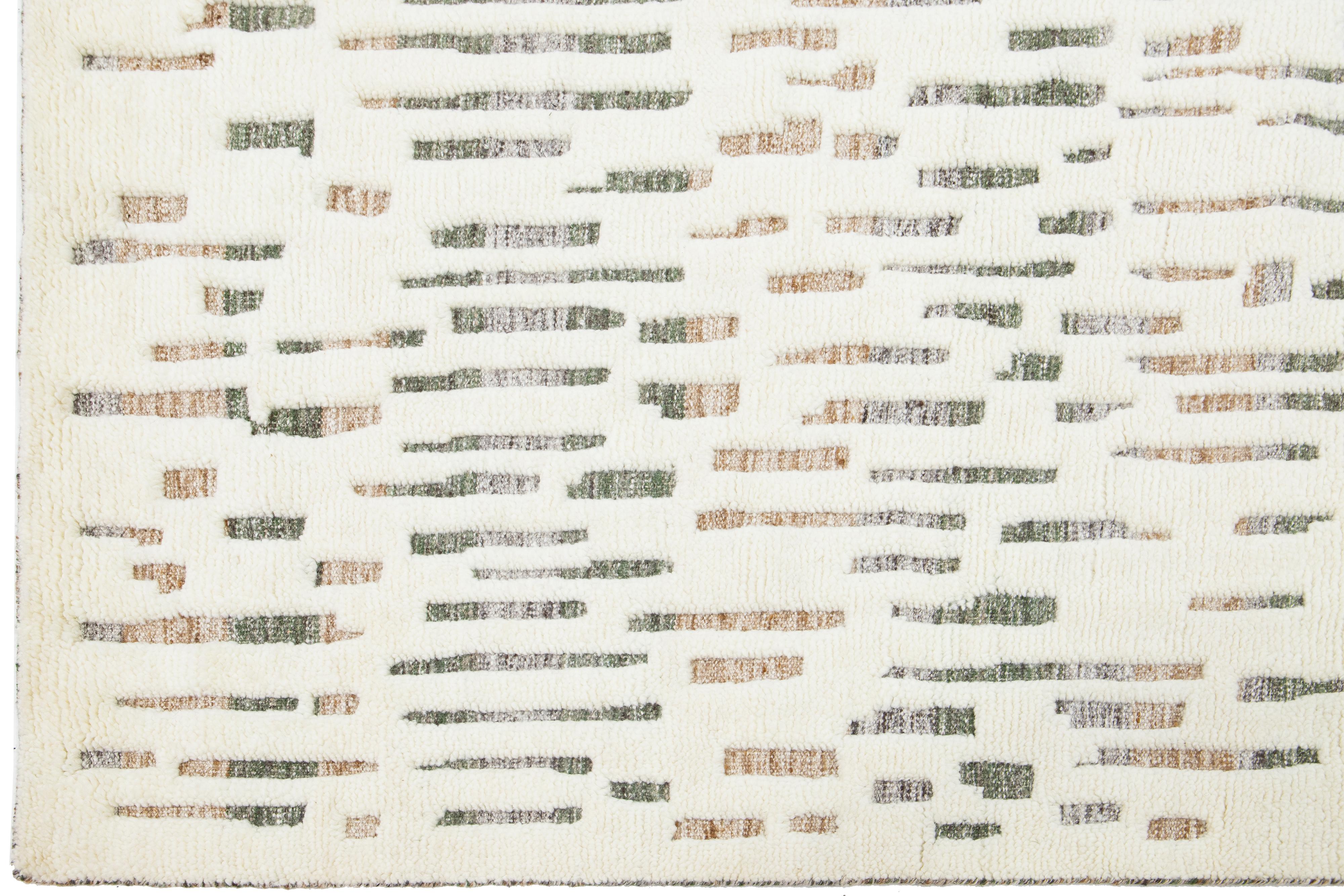 Apadana's Moderner handgefertigter Wollteppich im marokkanischen Stil in Elfenbein mit abstraktem Motiv im Zustand „Neu“ im Angebot in Norwalk, CT