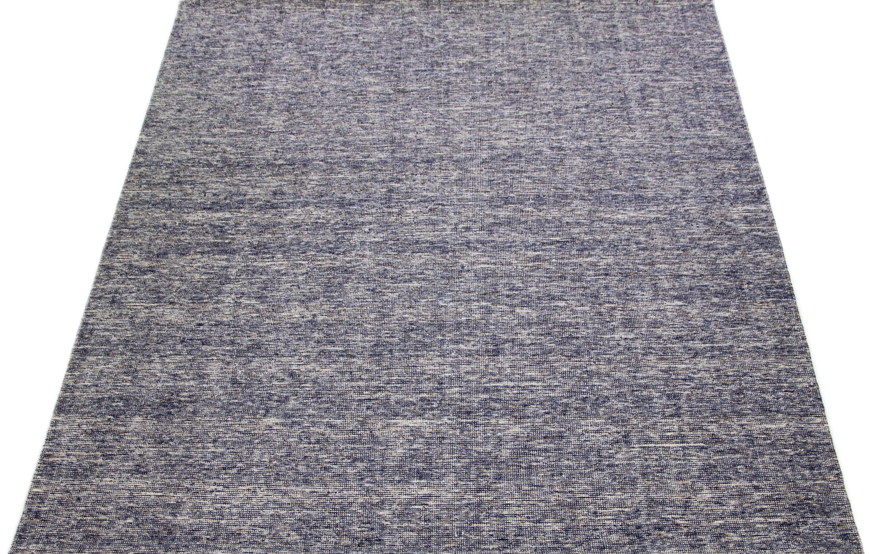 Wunderschöner handgefertigter indischer Rillenteppich aus Bambus, Seide und Wolle von Apadana mit einem blauen Feld. Dieser Teppich aus der Groove Collection hat ein Allover-Muster.

Dieser Teppich misst 9'3