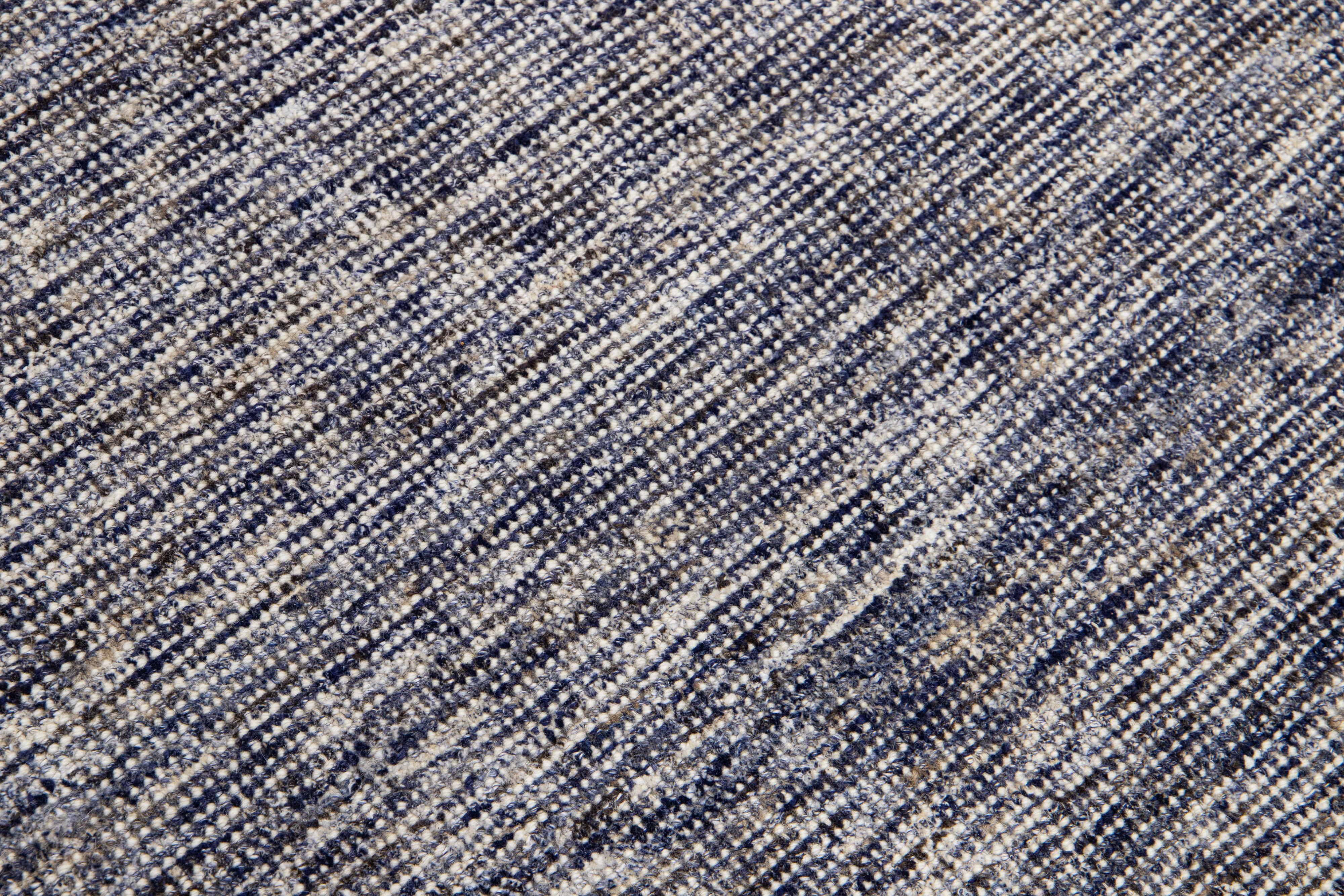 Apadana's Moderner indischer handgefertigter Wollteppich in Blau mit Schleife/Schliff  (21. Jahrhundert und zeitgenössisch) im Angebot