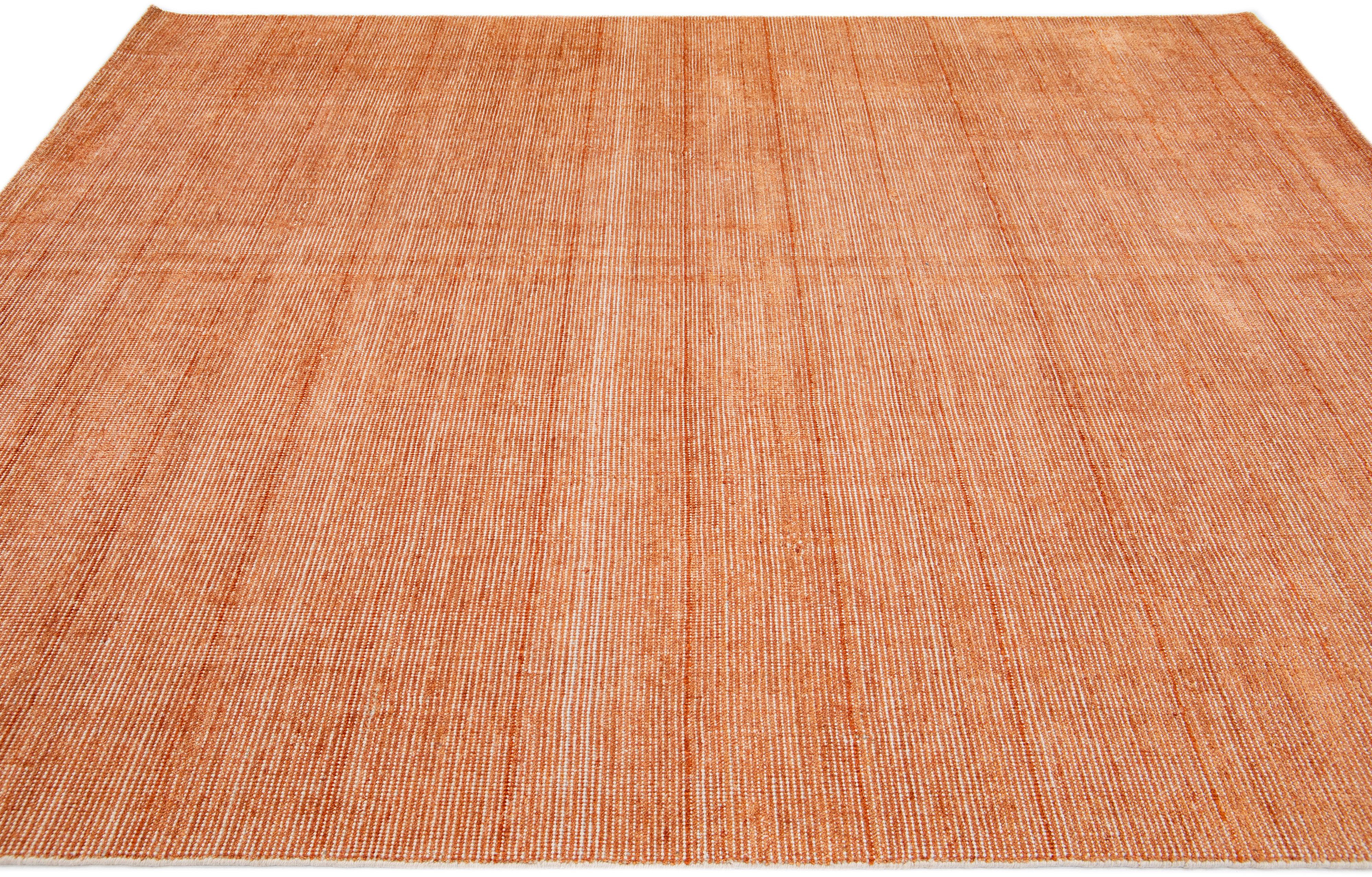 Wunderschöner handgefertigter indischer Rillenteppich aus Bambus, Seide und Wolle von Apadana mit einem orangefarbenen Feld. Dieser Teppich aus der Groove Collection hat ein Allover-Muster.

Dieser Teppich misst 8' x 10'.

Kundenspezifische Farben