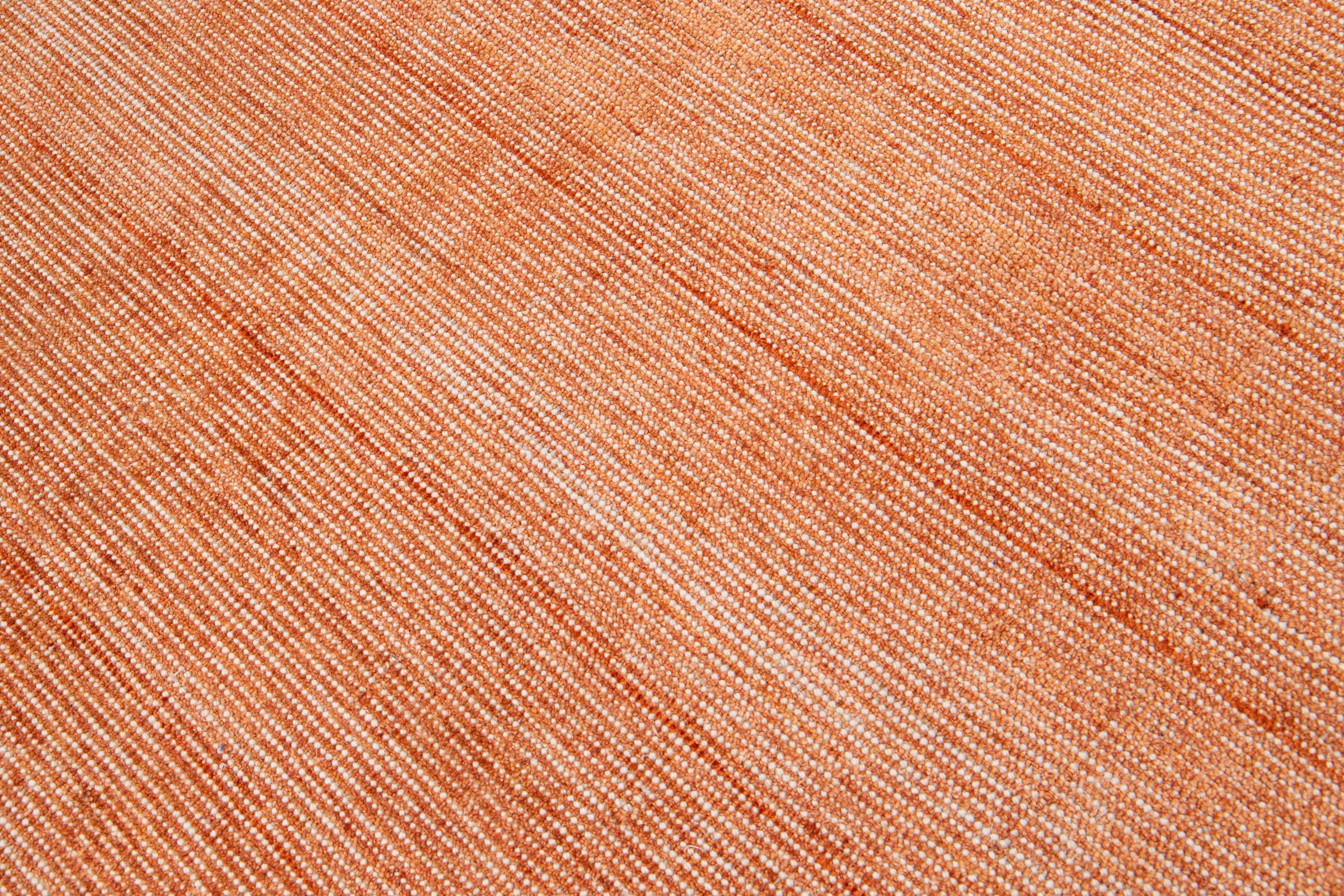 Apadana's Moderner indischer handgefertigter Wollteppich mit Schleife/Schliff in Orange (Handgefertigt) im Angebot