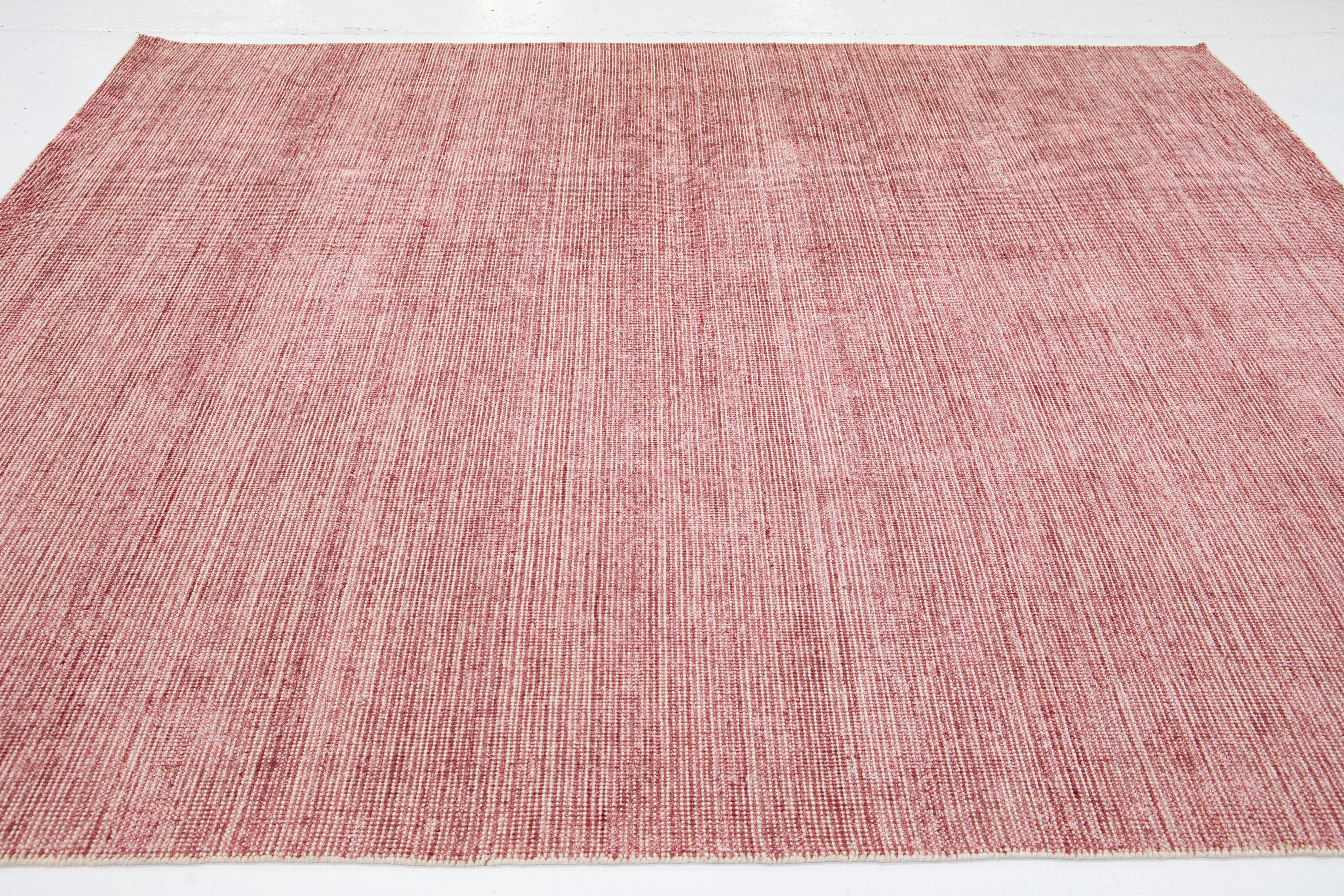 Wunderschöner handgefertigter indischer Rillenteppich aus Bambus, Seide und Wolle von Apadana mit einem roten Feld. Dieser Teppich aus der Groove Collection hat ein Allover-Muster.

Dieser Teppich misst 8' x 10'.

Kundenspezifische Farben und Größen