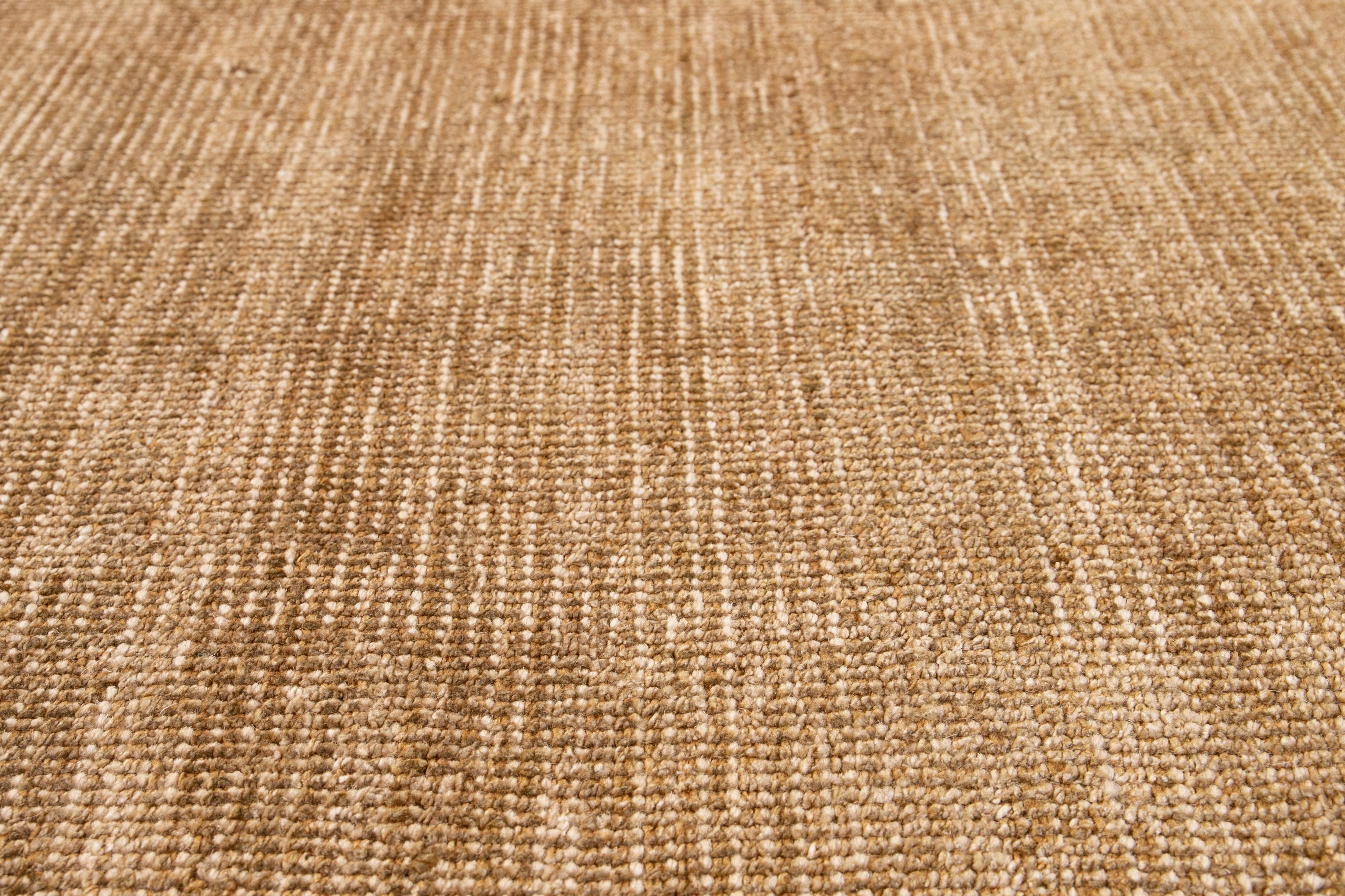 Der wunderschöne handgefertigte Teppich Apadana aus Indien besteht aus einer Kombination von Bambus-, Seiden- und Wollmaterialien mit einem herrlichen hellbraunen Feld. Dieser Teppich gehört zur Groove Collection und besticht durch sein