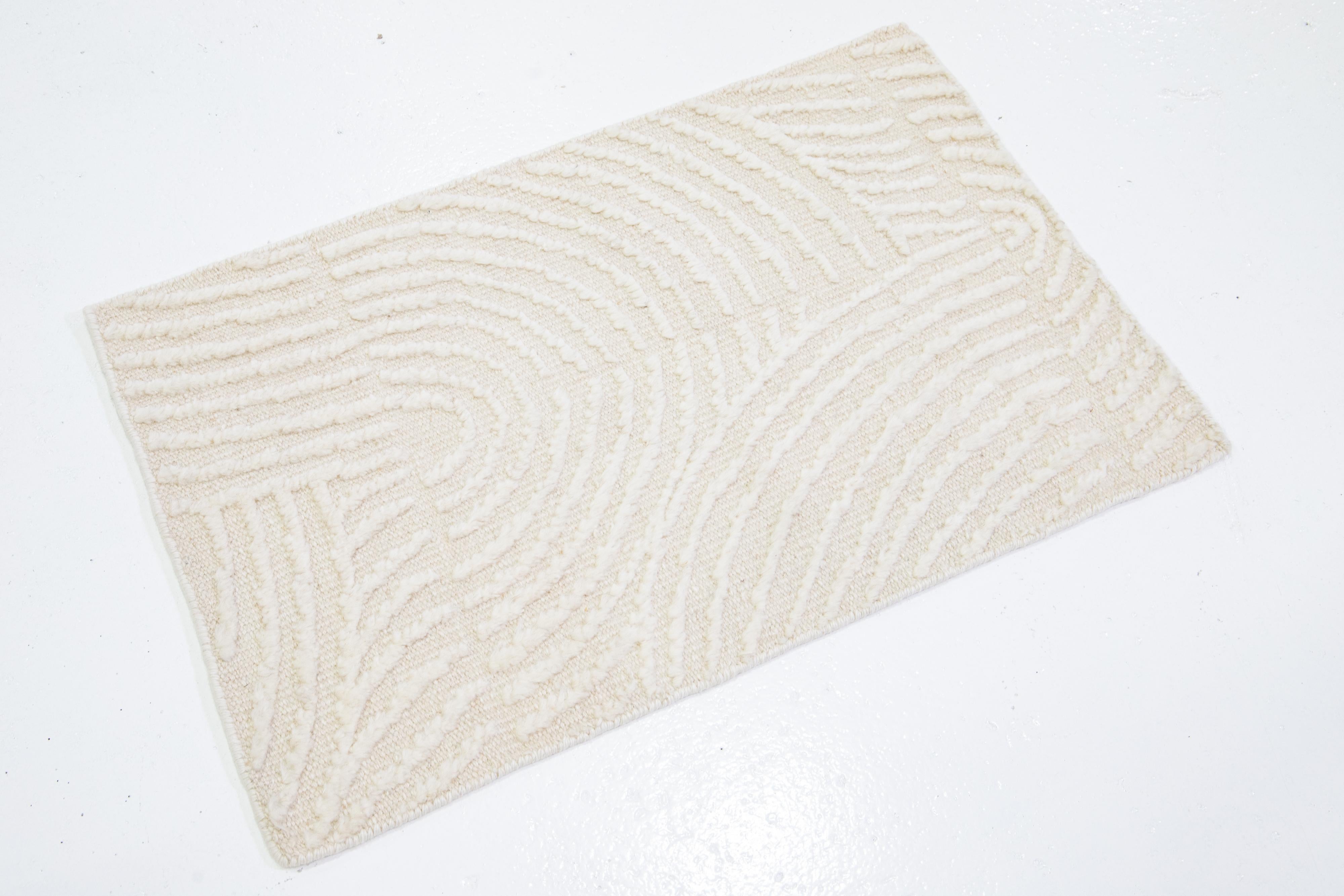 Dieser handgefertigte Wollteppich, der in verschiedenen Farben erhältlich ist, gehört zu unserer Safi Collection'S. Wir verwenden handgeknüpfte Techniken für höchste Qualität und Langlebigkeit. 
Die geschätzte Vorlaufzeit für den Zoll beträgt 15-20