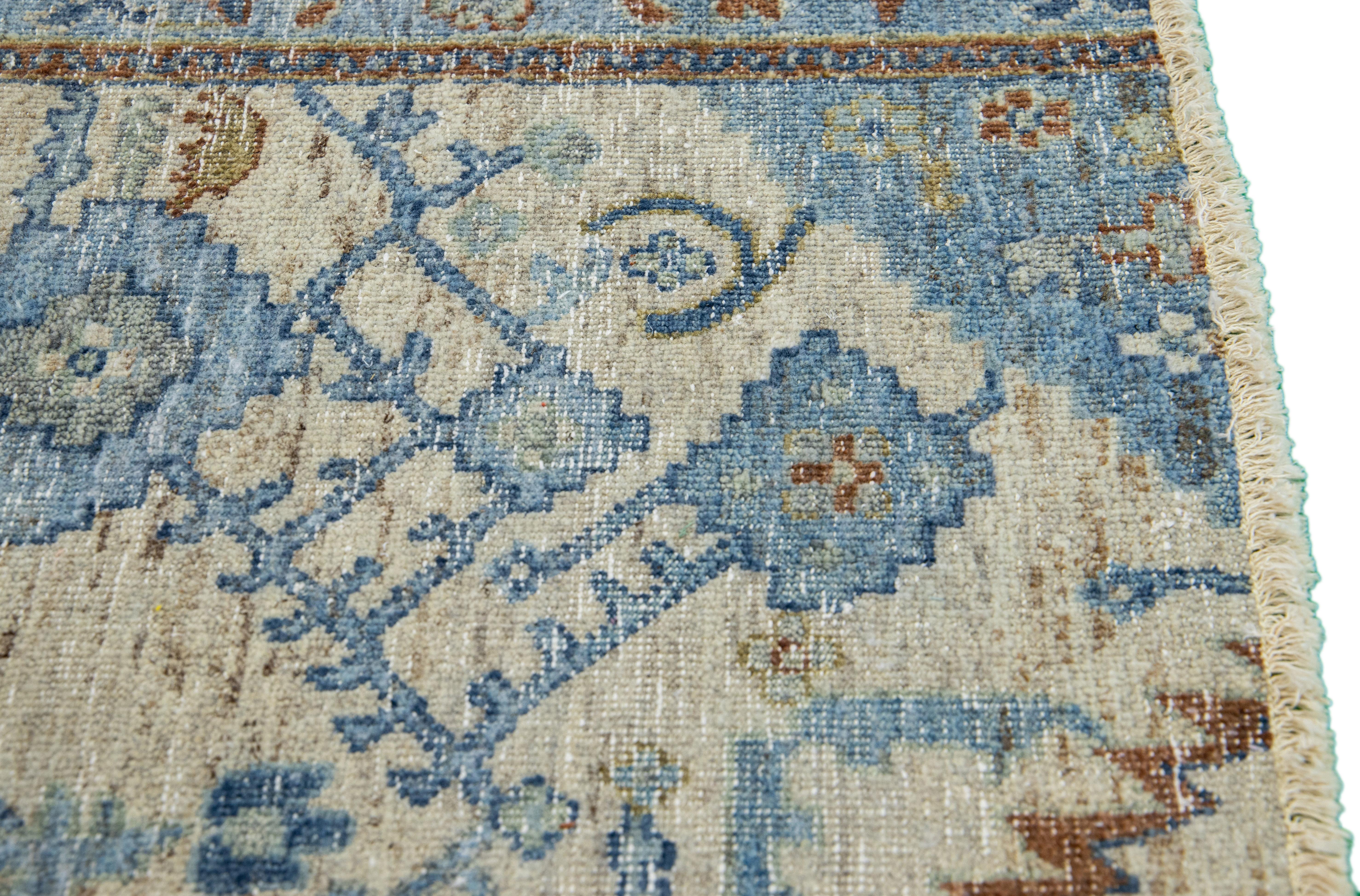 Apadana's Moderner handgefertigter Wollteppich im Mahal-Stil in Beige/Blau, maßgefertigt (Islamisch) im Angebot