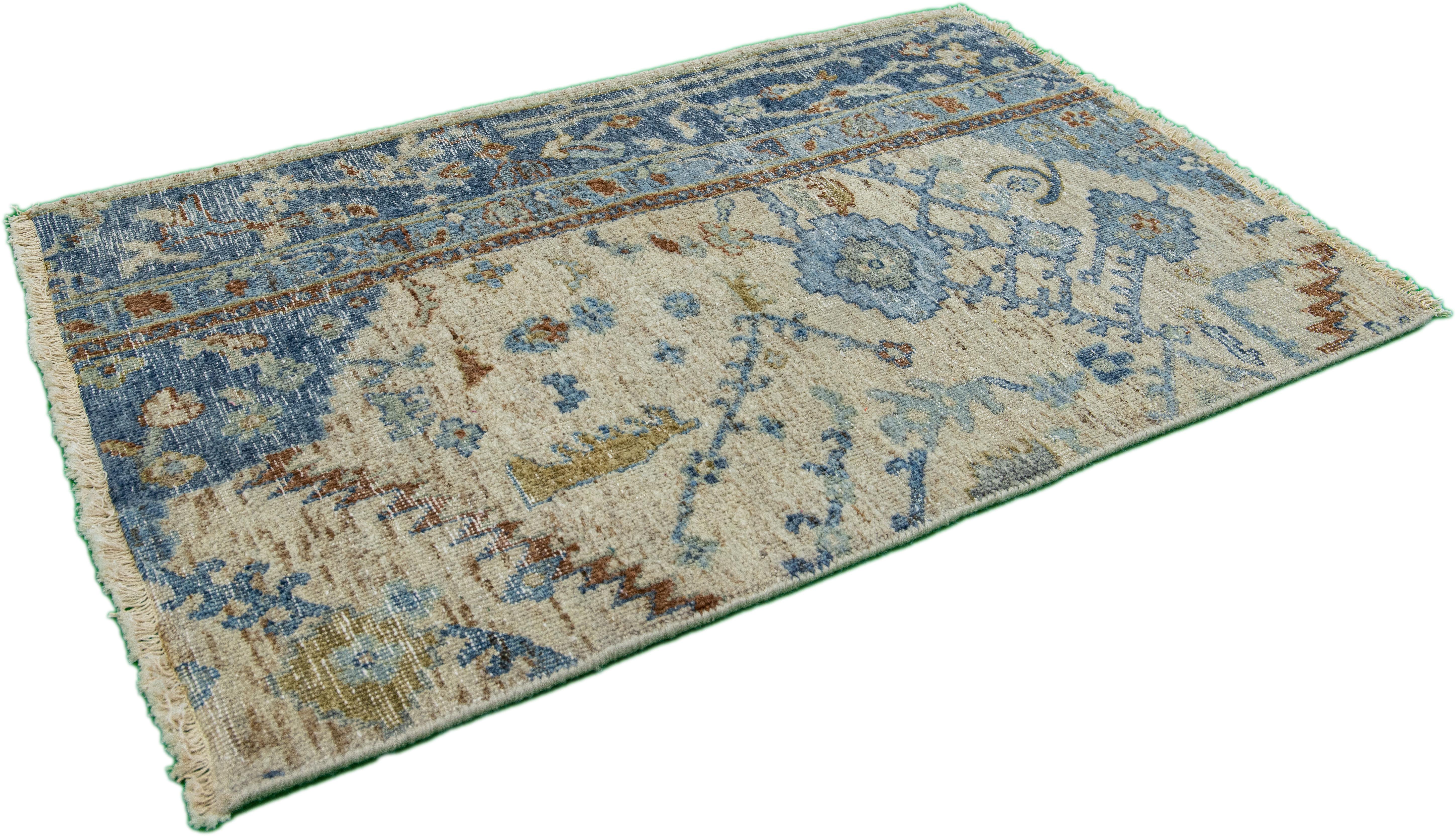 Apadana's Moderner handgefertigter Wollteppich im Mahal-Stil in Beige/Blau, maßgefertigt (Indisch) im Angebot