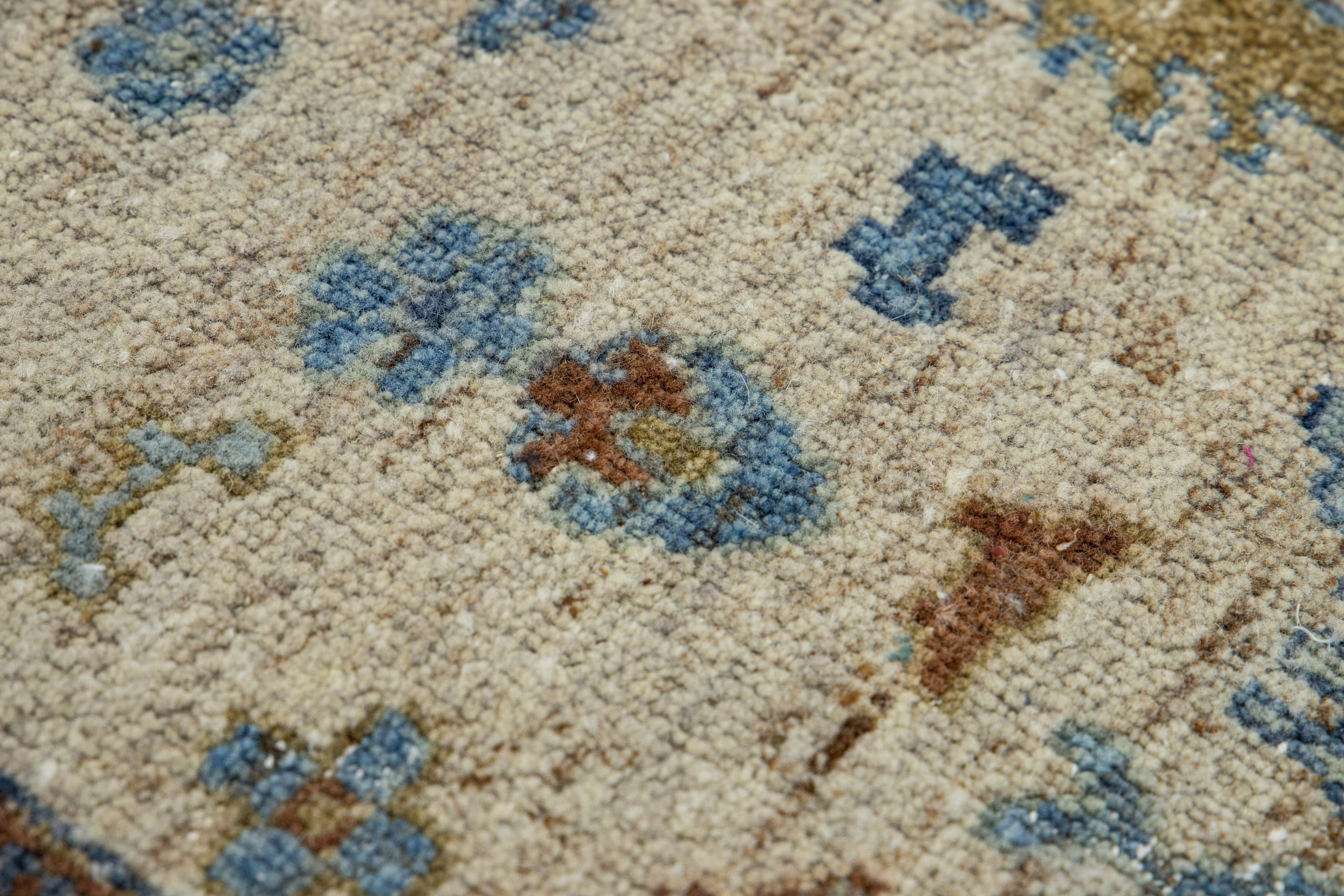 Apadana's Moderner handgefertigter Wollteppich im Mahal-Stil in Beige/Blau, maßgefertigt (Handgeknüpft) im Angebot