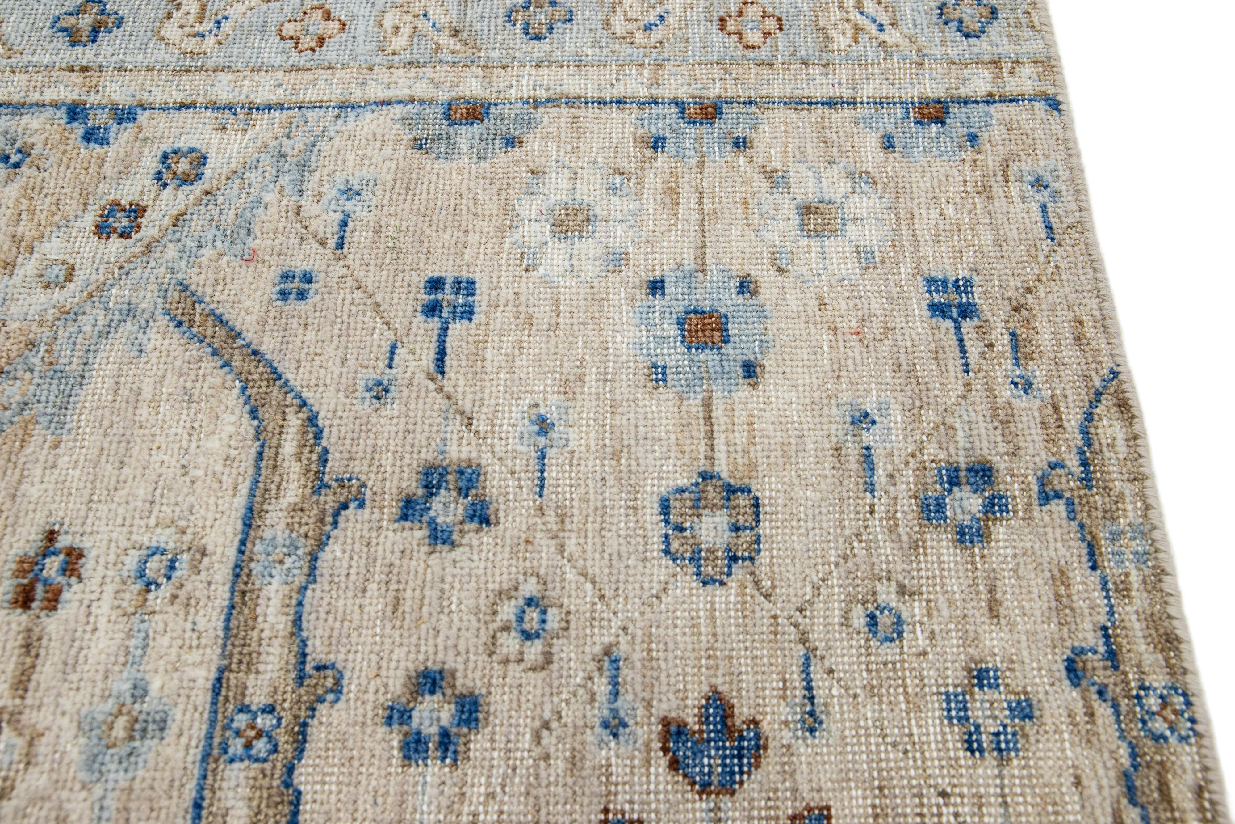Apadana's Modern Mahal Style Handmade Beige Custom Wool Rug (Islamisch) im Angebot