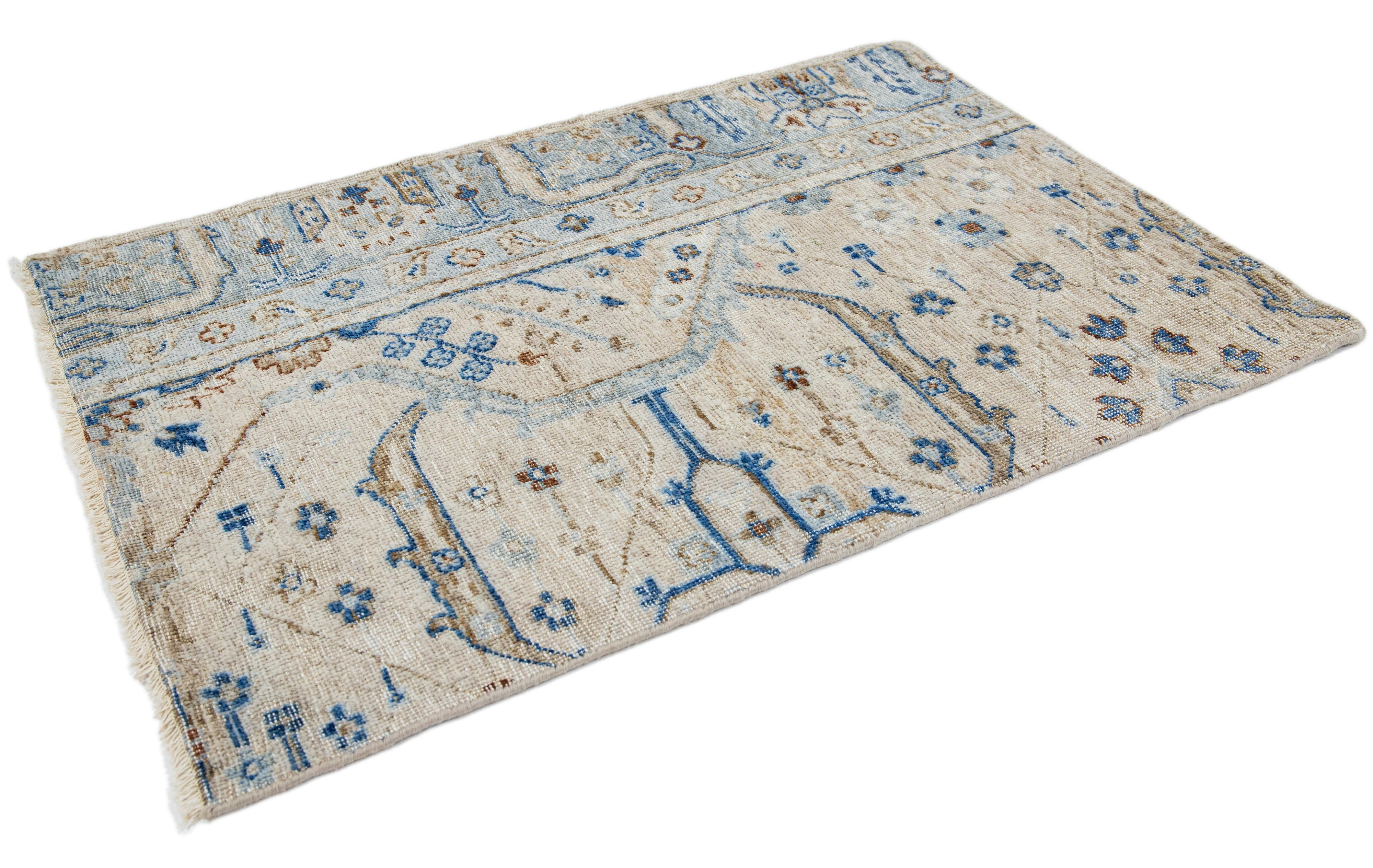 Apadana's Modern Mahal Style Handmade Beige Custom Wool Rug (Indisch) im Angebot