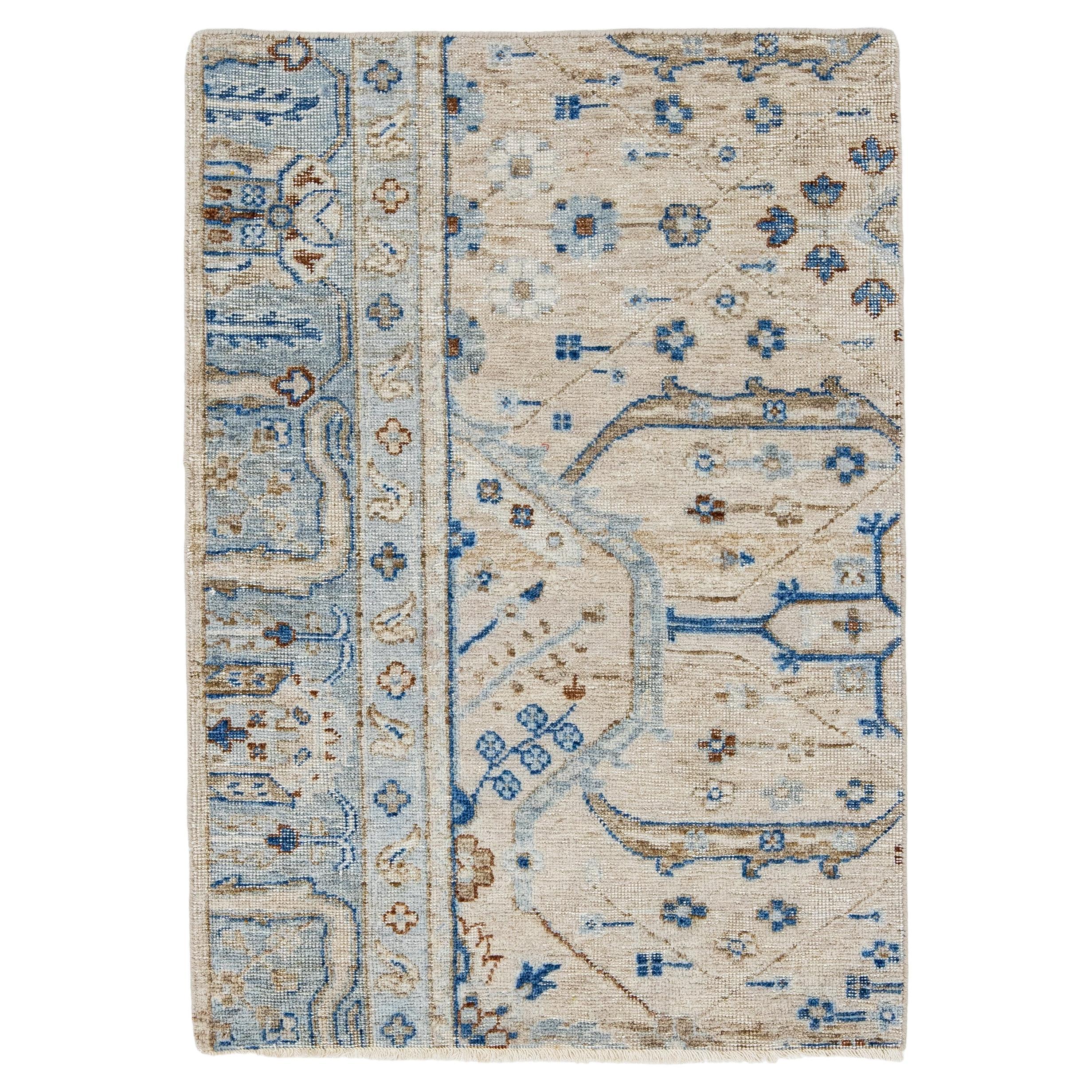 Tappeto di lana personalizzato beige fatto a mano in stile Mahal moderno di Apadana