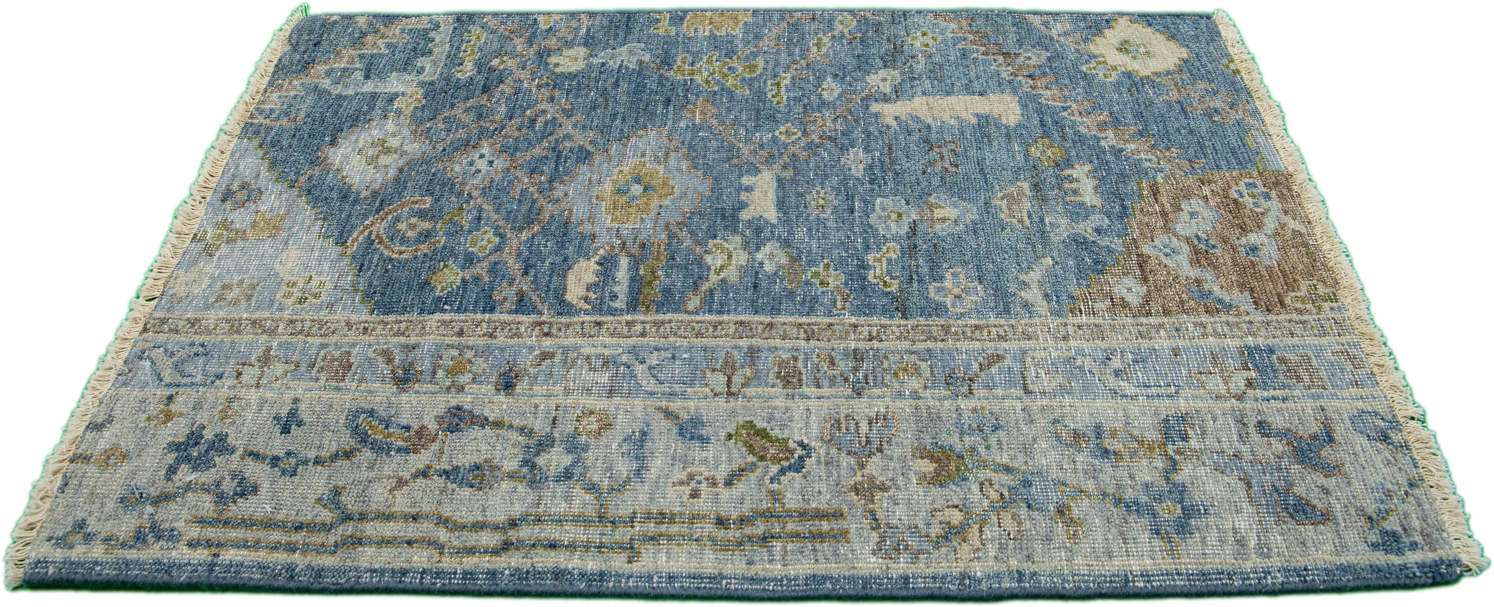 Die Artisan-Linie von Apadana ist eine elegante Möglichkeit, einem Raum eine auffallend antike Ästhetik zu verleihen. Diese Teppichserie ist ausgesprochen einzigartig und zeigt, wie ein antiker Teppich aussehen kann. Jedes einzelne Stück unserer