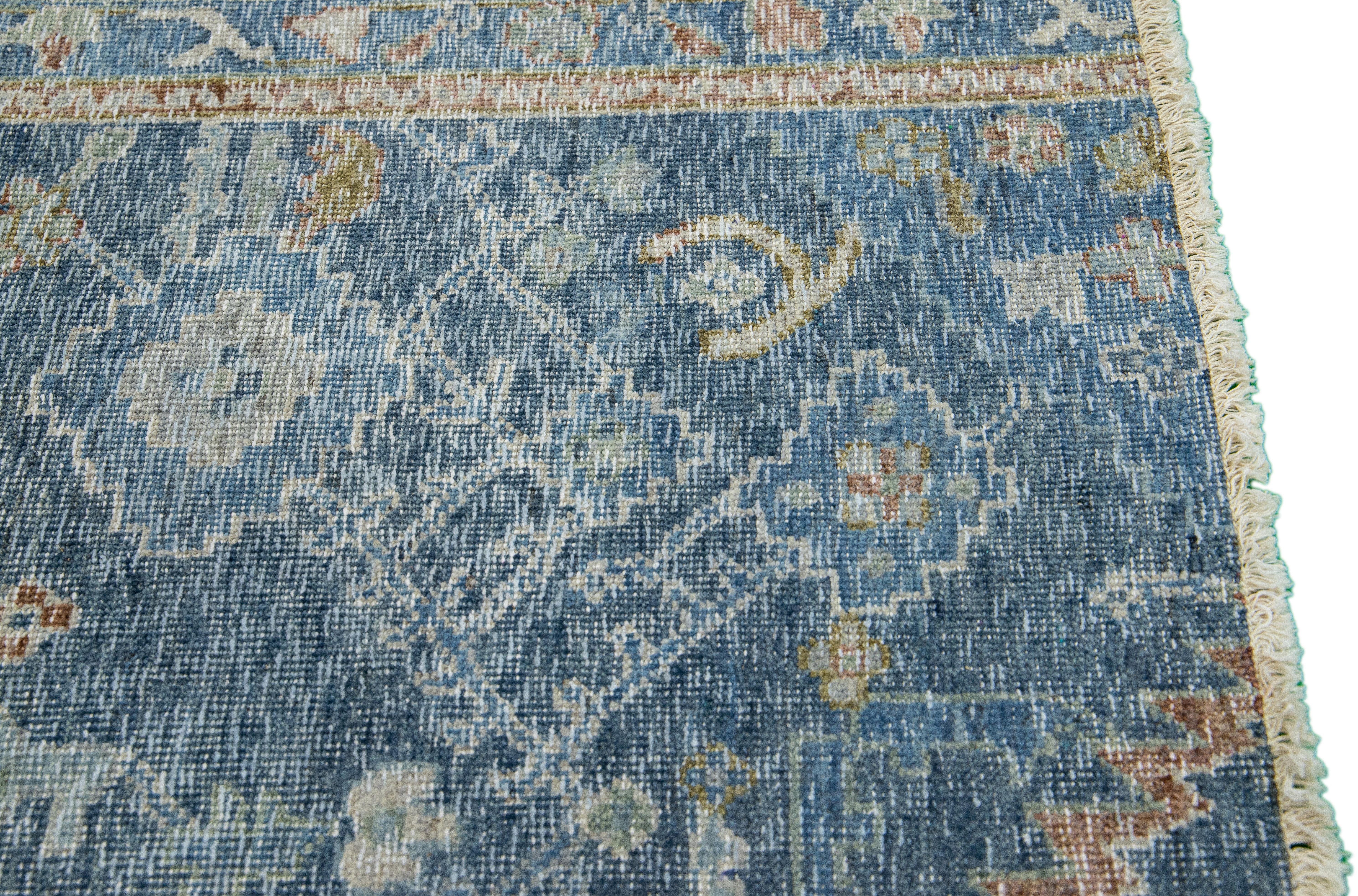 Apadana's Moderner handgefertigter blauer Teppich im Mahal-Stil aus Wolle, maßgefertigt (Islamisch) im Angebot