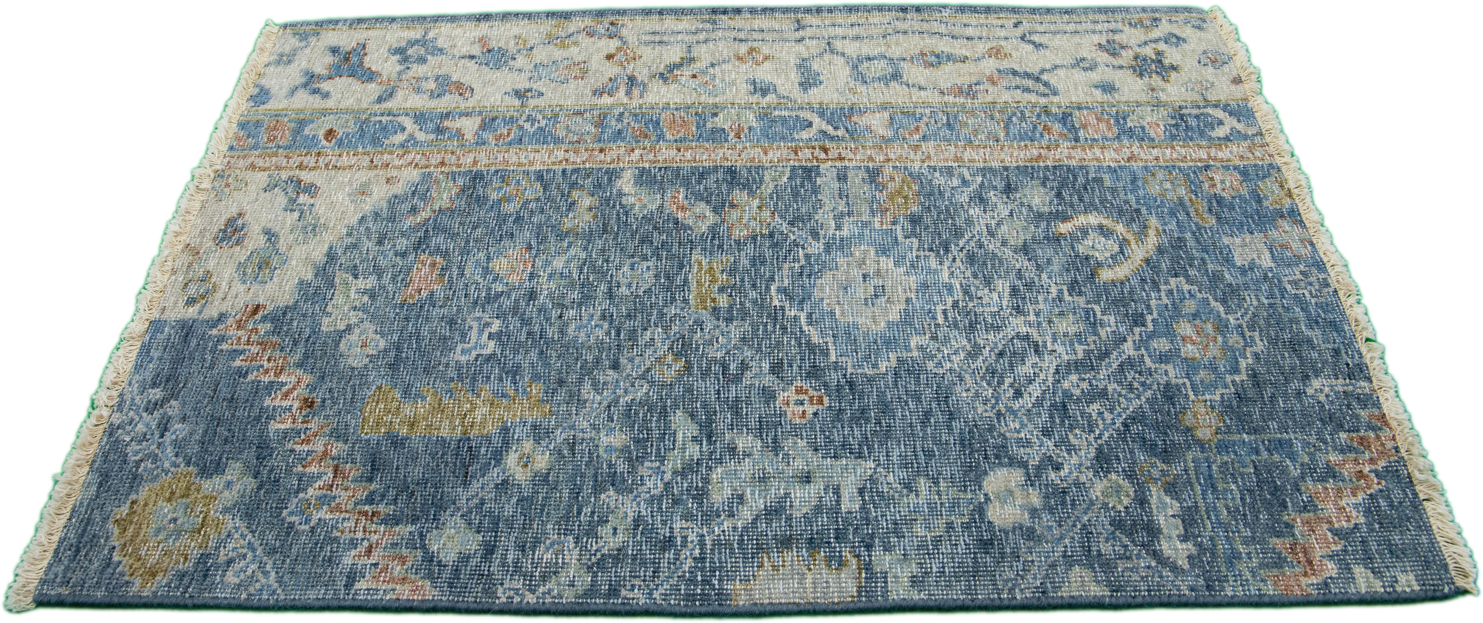 Apadana's Moderner handgefertigter blauer Teppich im Mahal-Stil aus Wolle, maßgefertigt (Indisch) im Angebot