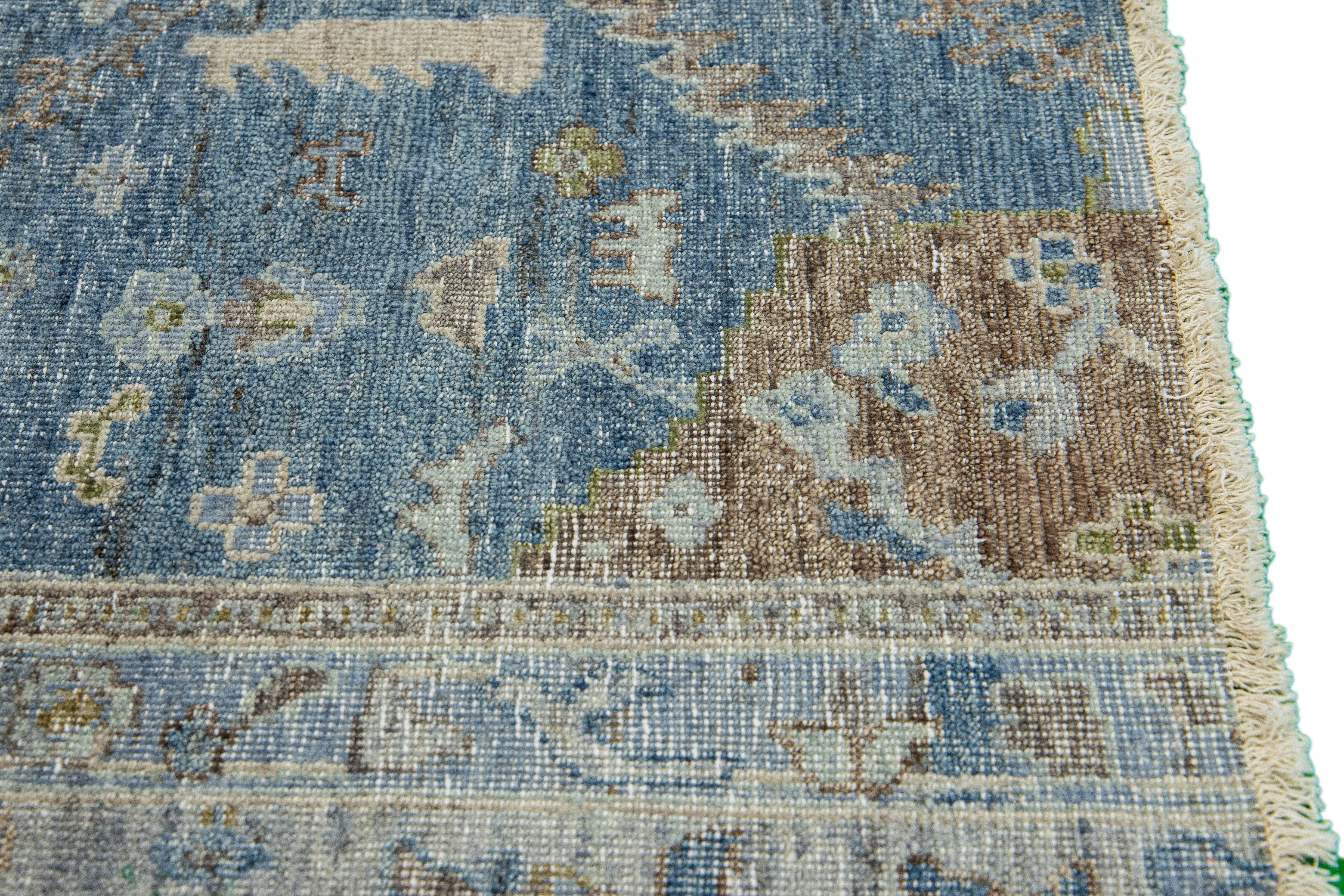 Apadana's Moderner handgefertigter blauer Teppich im Mahal-Stil aus Wolle, maßgefertigt (Indisch) im Angebot