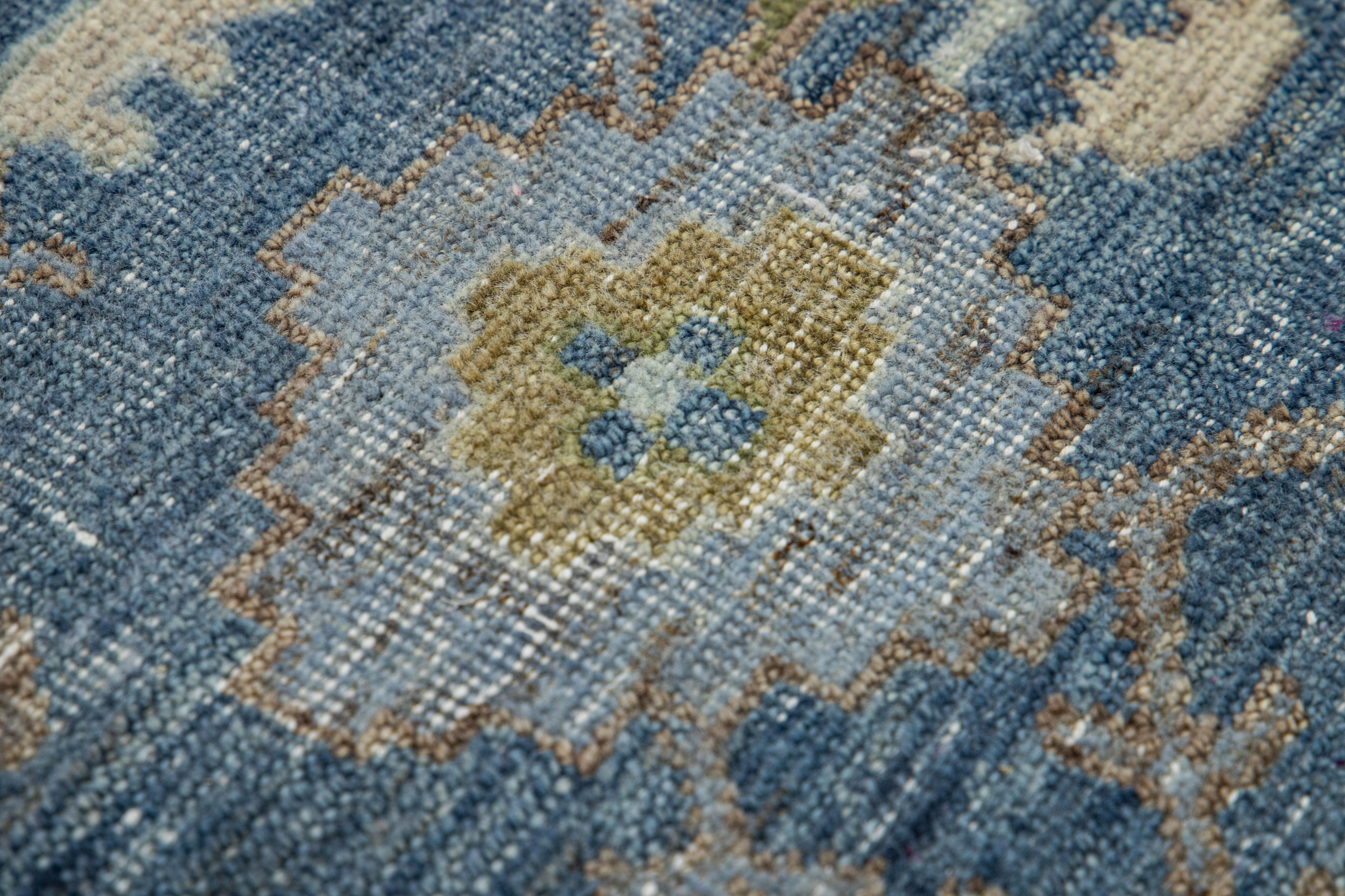 Apadana's Moderner handgefertigter blauer Teppich im Mahal-Stil aus Wolle, maßgefertigt (Handgeknüpft) im Angebot