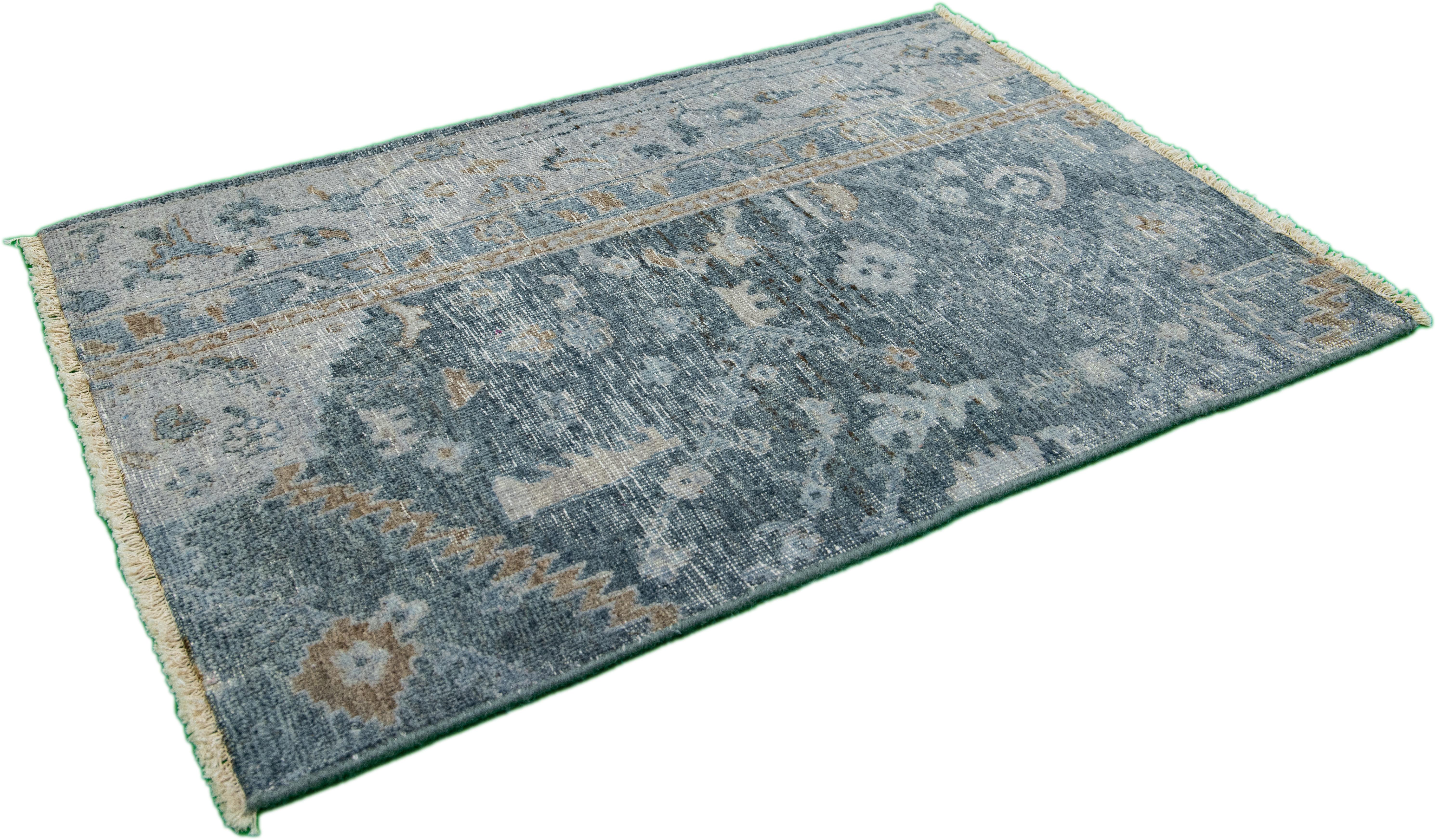 Apadana's Moderner handgefertigter blau-grauer Wollteppich im Mahal-Stil, maßgefertigt (Indisch) im Angebot