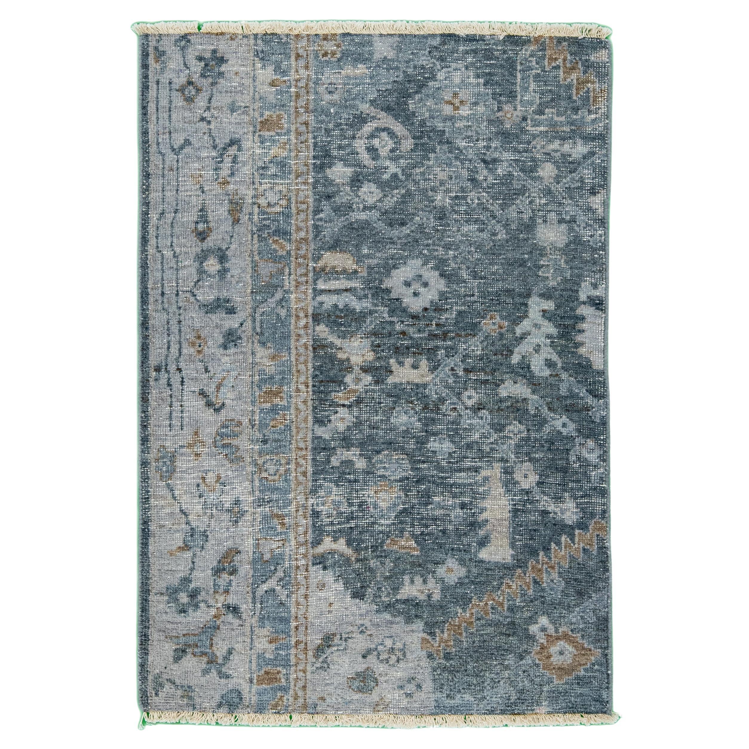 Tappeto di lana personalizzato blu/grigio fatto a mano in stile Mahal moderno di Apadana