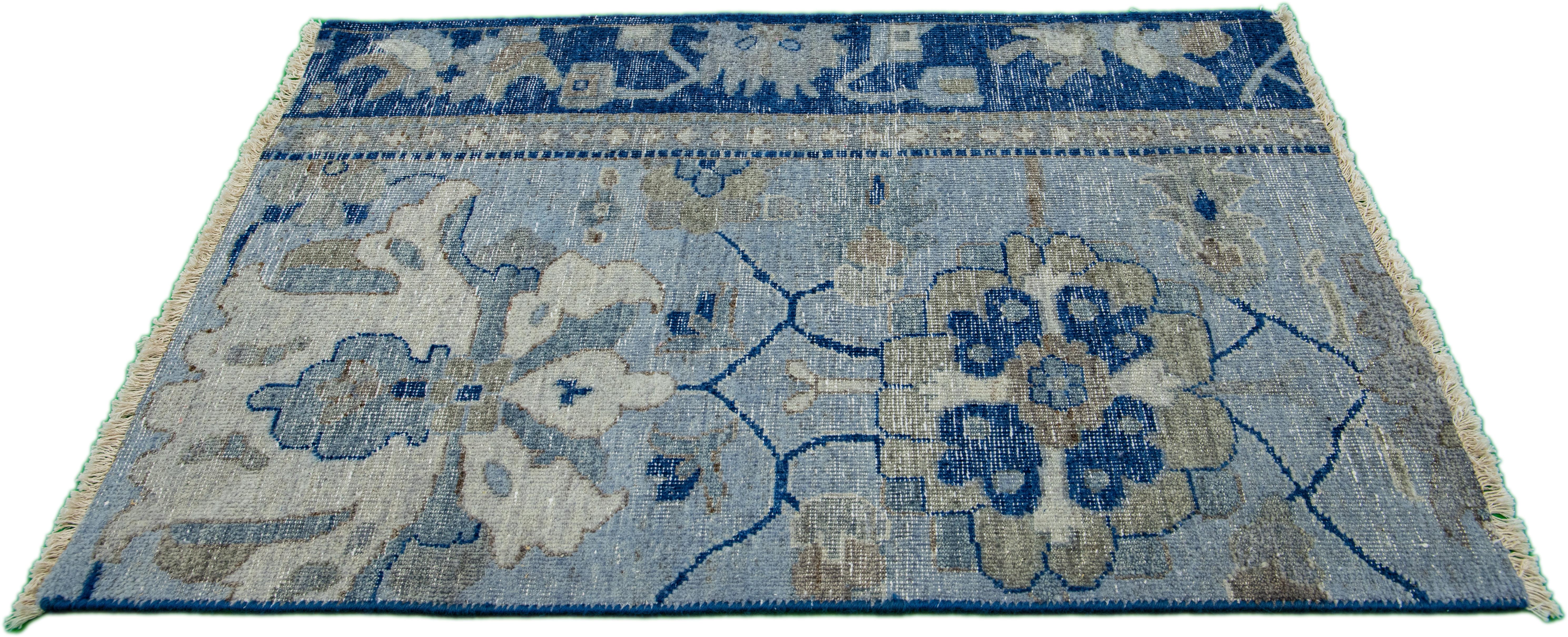 Die Artisan-Linie von Apadana ist eine elegante Möglichkeit, einem Raum eine auffallend antike Ästhetik zu verleihen. Diese Teppichserie ist ausgesprochen einzigartig und zeigt, wie ein antiker Teppich aussehen kann. Jedes einzelne Stück unserer