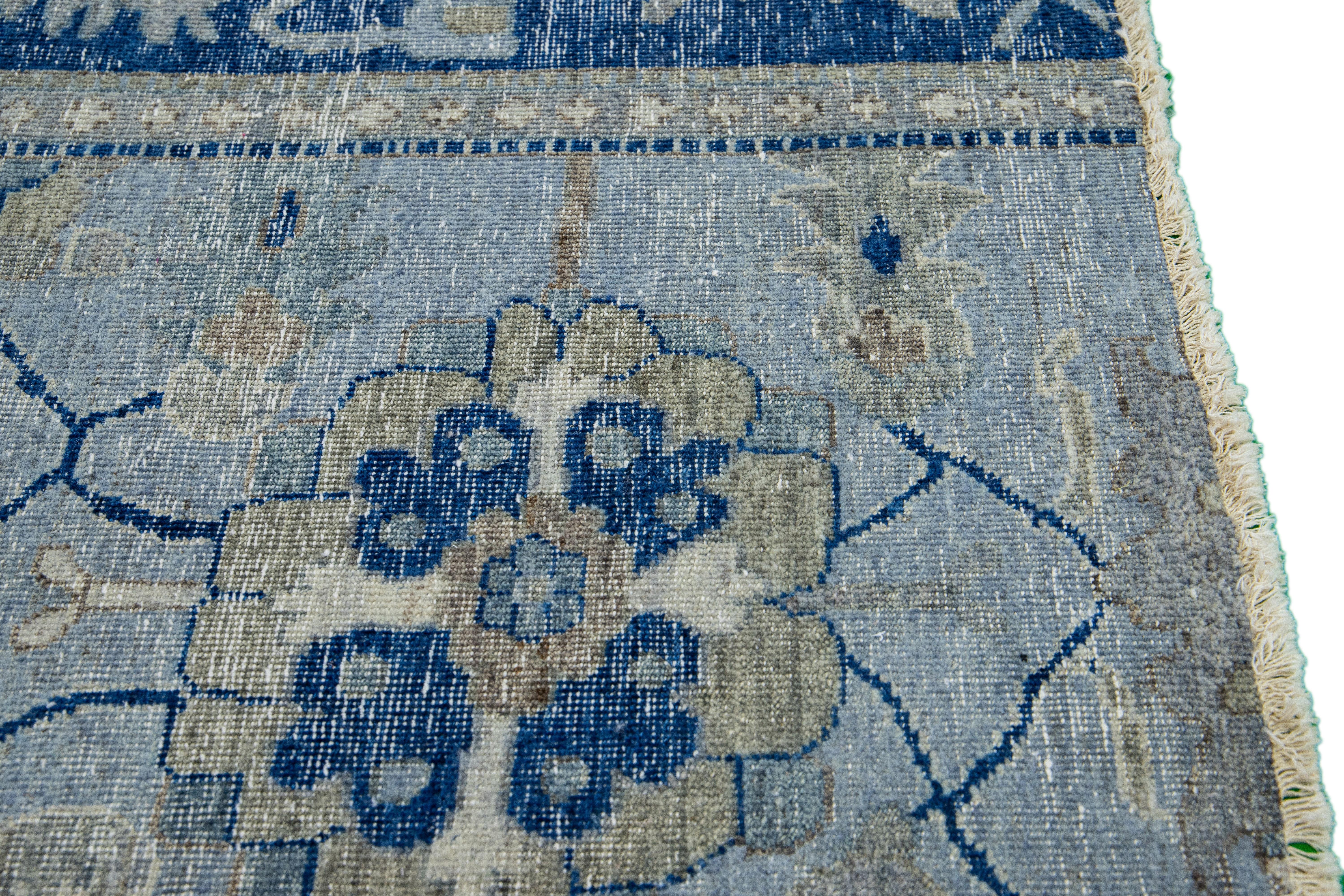 Apadana's Moderner handgefertigter blauer Wollteppich im Mahal-Stil, maßgefertigt (Islamisch) im Angebot