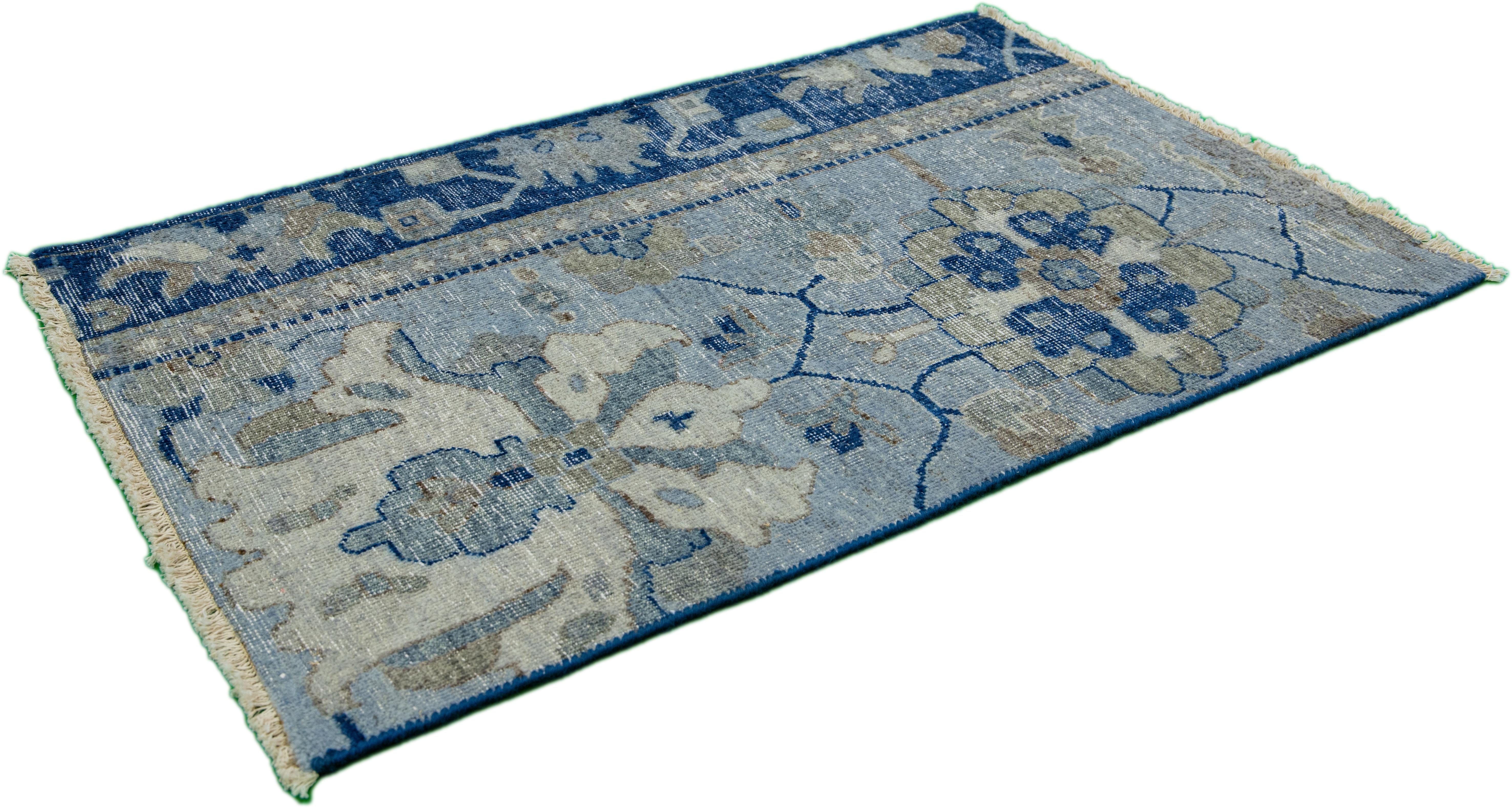 Apadana's Moderner handgefertigter blauer Wollteppich im Mahal-Stil, maßgefertigt (Indisch) im Angebot