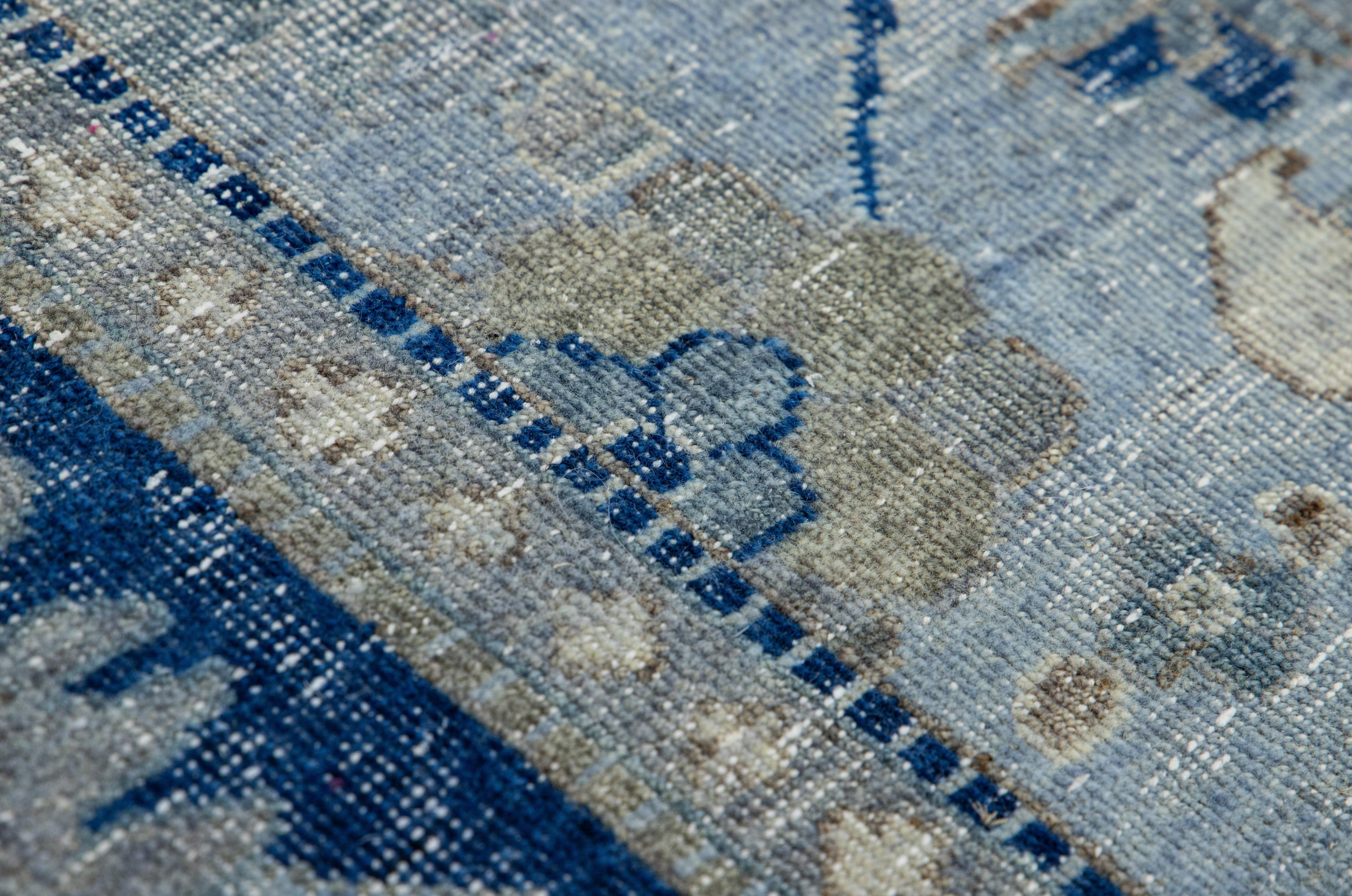 Apadana's Moderner handgefertigter blauer Wollteppich im Mahal-Stil, maßgefertigt (Handgeknüpft) im Angebot