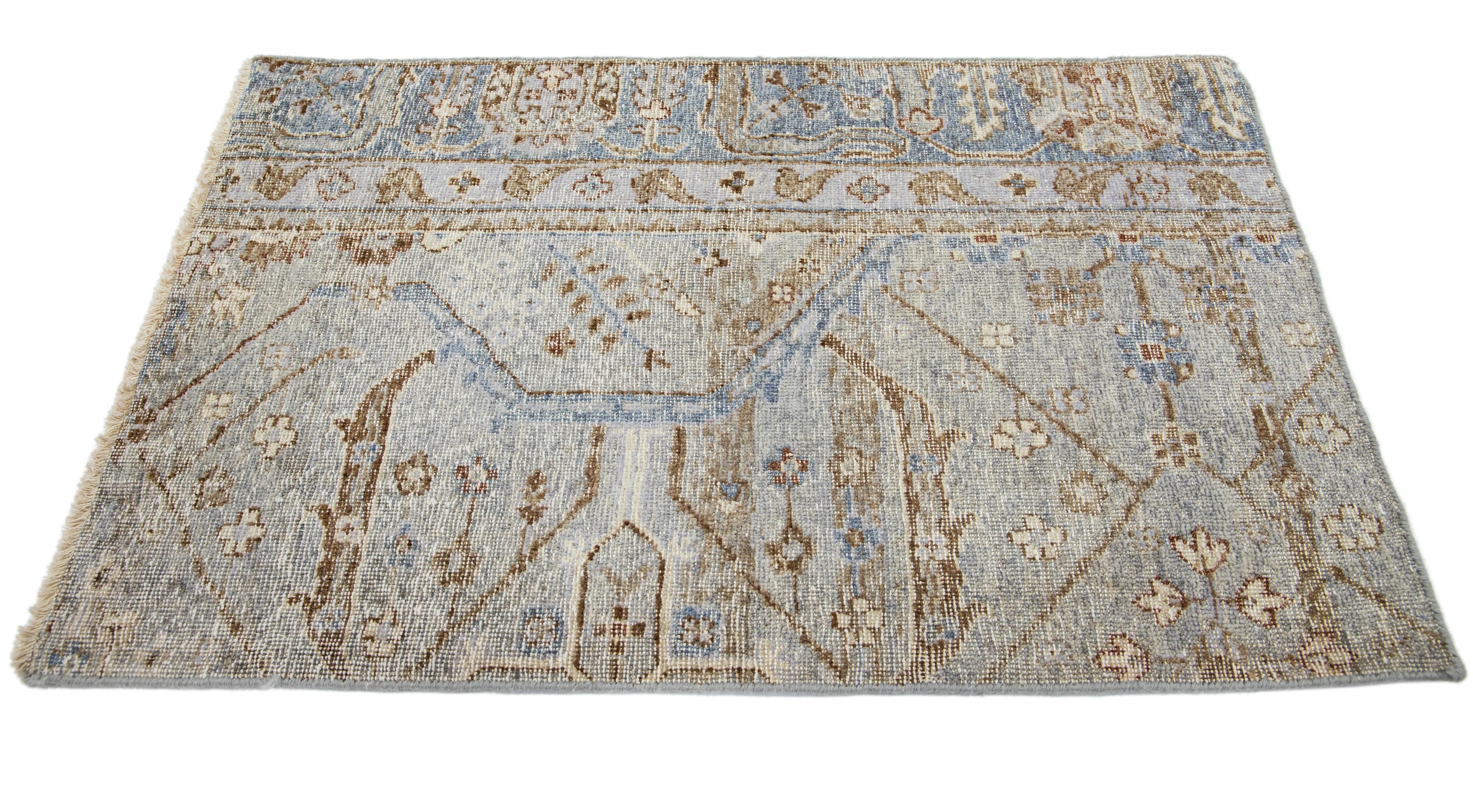 La linea Artisan di Apadana è un modo elegante per conferire un'estetica antica a uno spazio. Questa linea di tappeti è decisamente unica e reimmagina il look di un tappeto antico. Ogni singolo pezzo della nostra linea Artisan è accuratamente