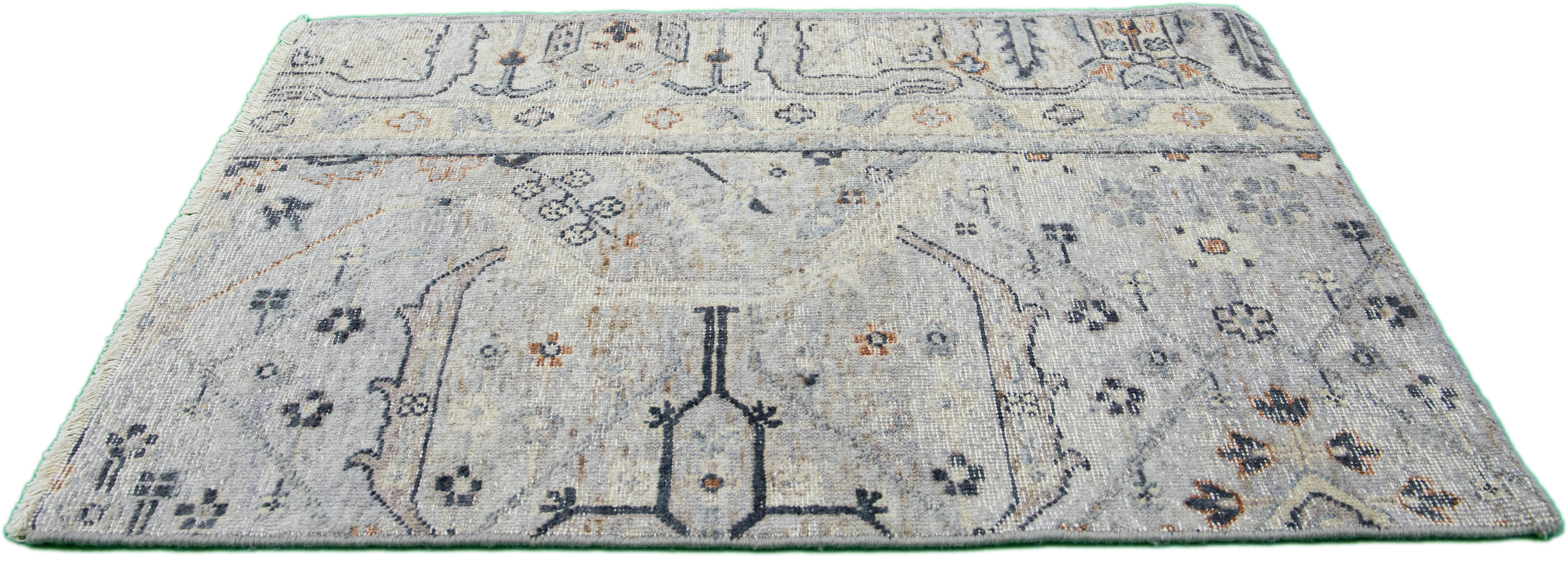 Die Artisan-Linie von Apadana ist eine elegante Möglichkeit, einem Raum eine auffallend antike Ästhetik zu verleihen. Diese Teppichserie ist ausgesprochen einzigartig und zeigt, wie ein antiker Teppich aussehen kann. Jedes einzelne Stück unserer