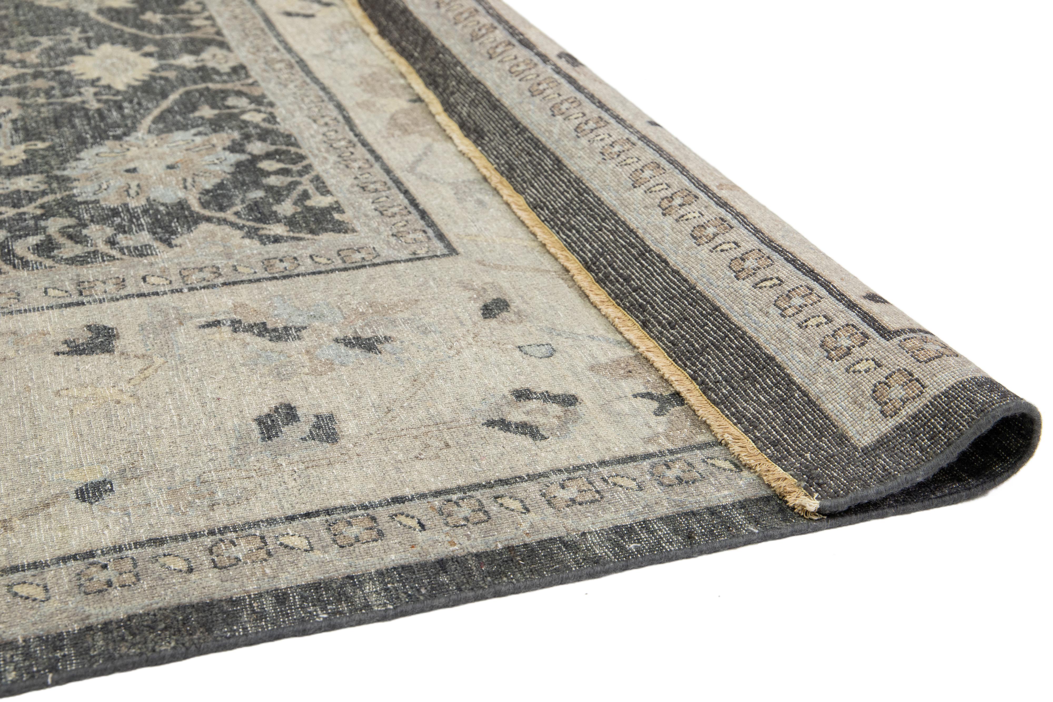 Apadana's Moderner handgefertigter indischer Wollteppich im Mahal-Stil in Grau im Zustand „Neu“ im Angebot in Norwalk, CT