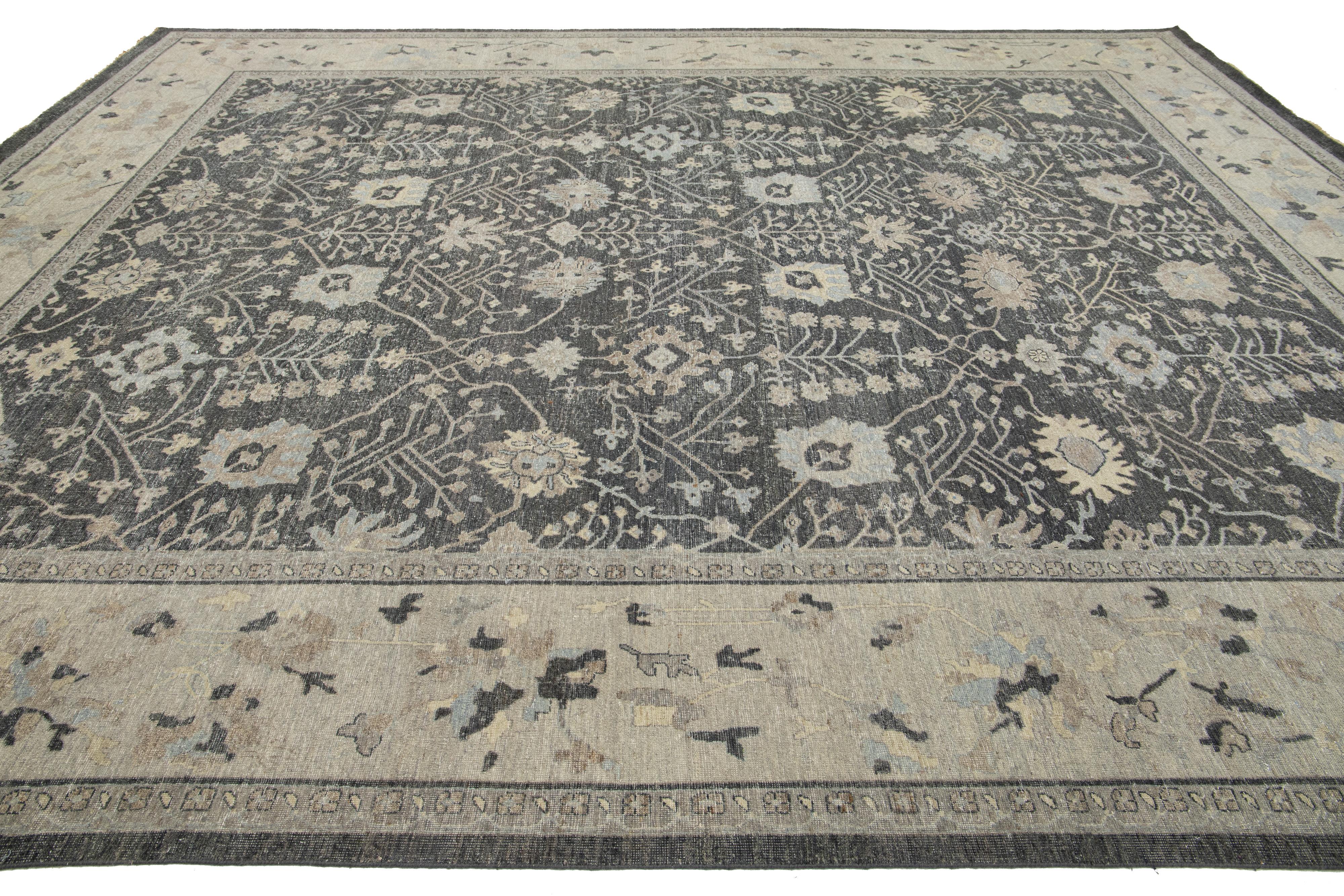 Apadana's Moderner handgefertigter indischer Wollteppich im Mahal-Stil in Grau im Angebot 1