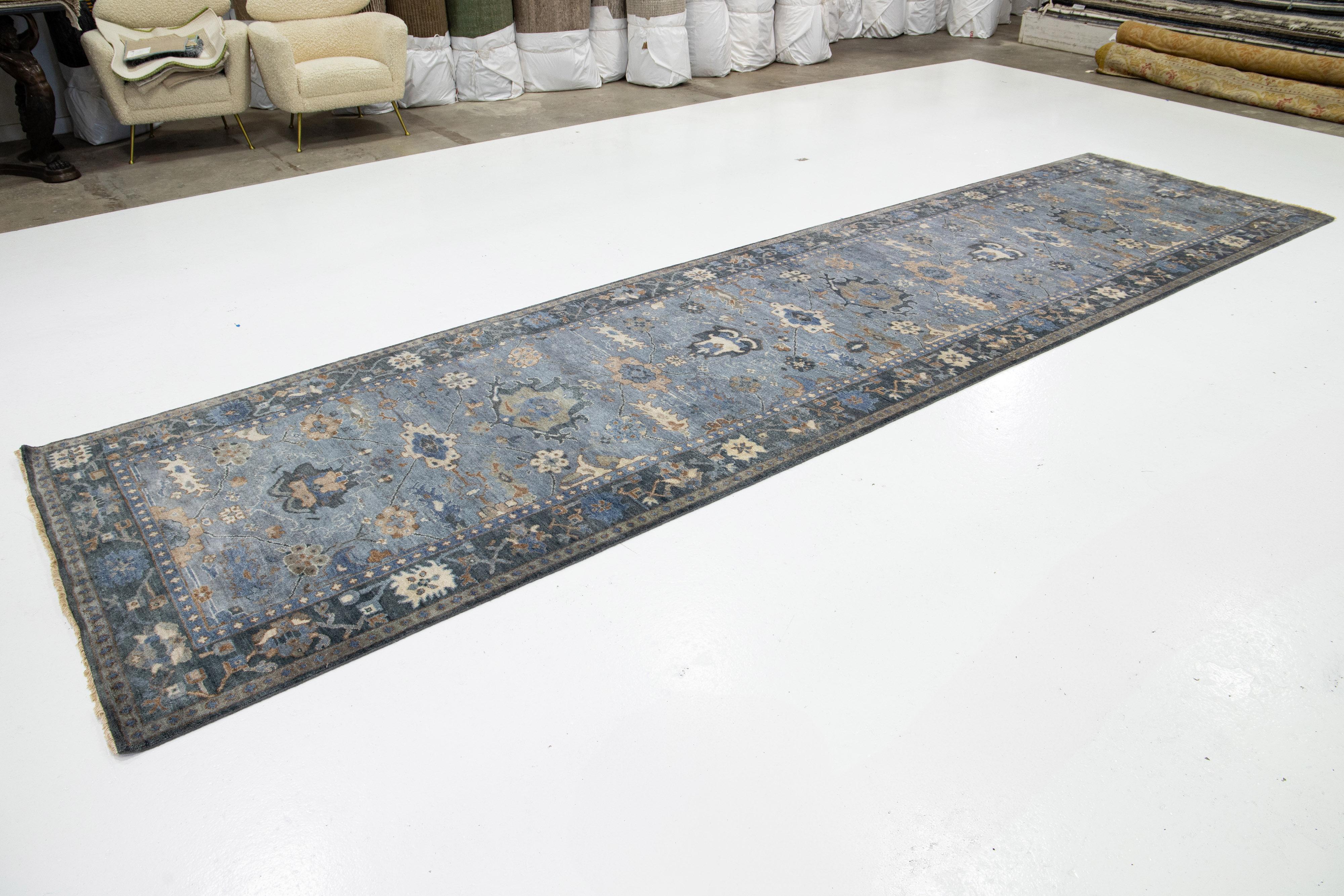 Moderno Runner in lana indiano fatto a mano in stile Mahal moderno di Apadana in blu in vendita
