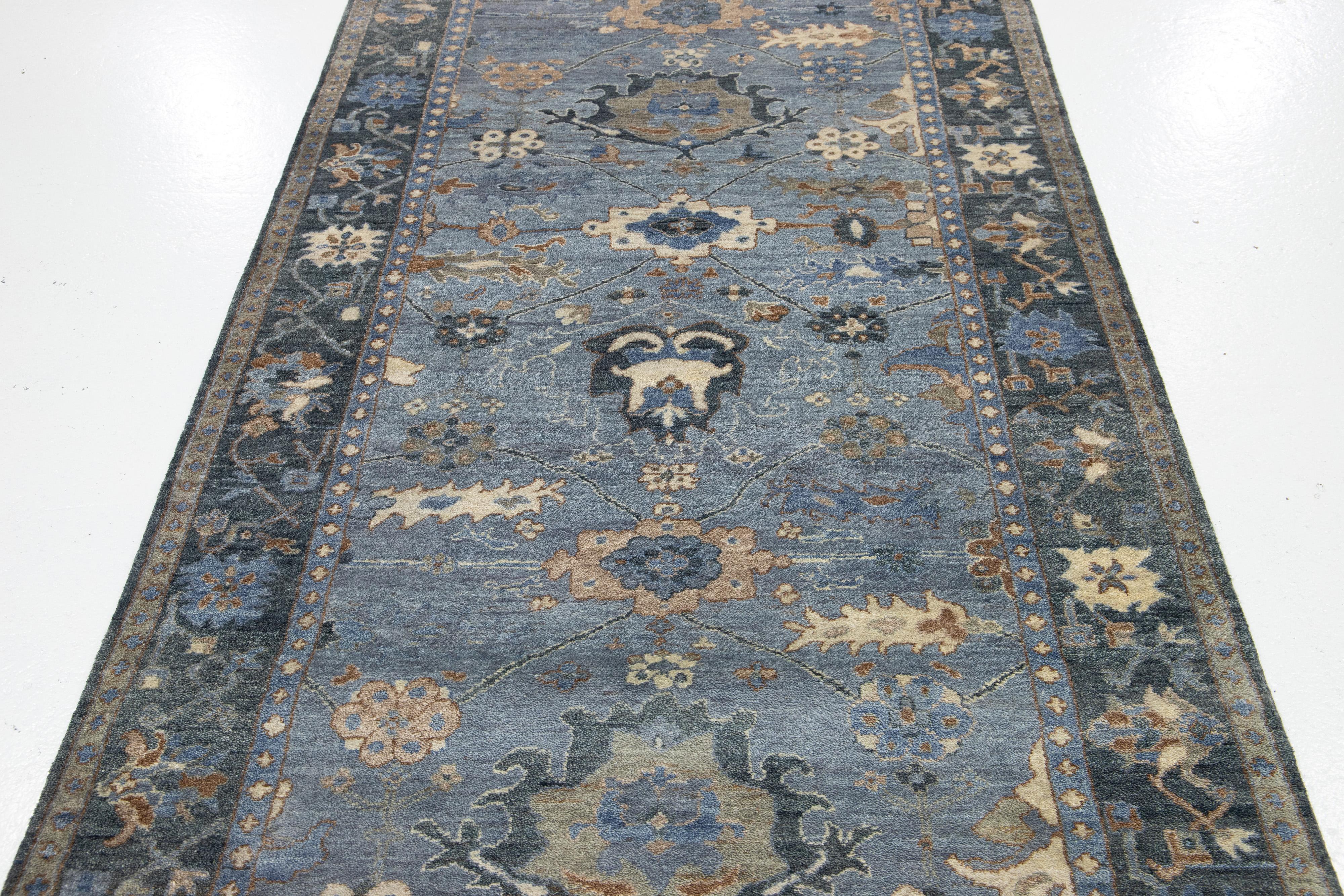 Lana Runner in lana indiano fatto a mano in stile Mahal moderno di Apadana in blu in vendita