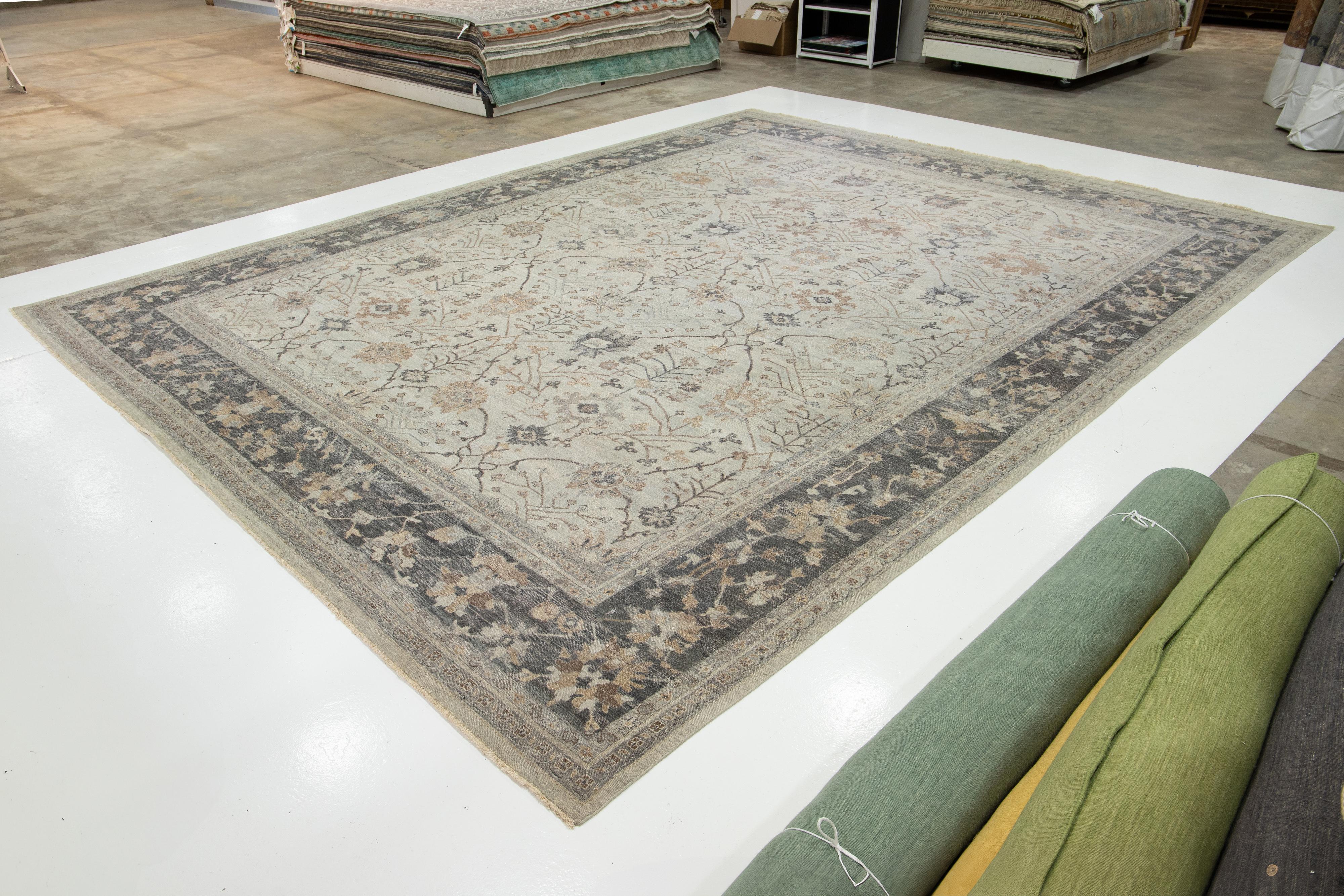 Apadana's Moderner übergroßer indischer Wollteppich im Mahal-Stil, handgefertigt in Beige (Indisch) im Angebot