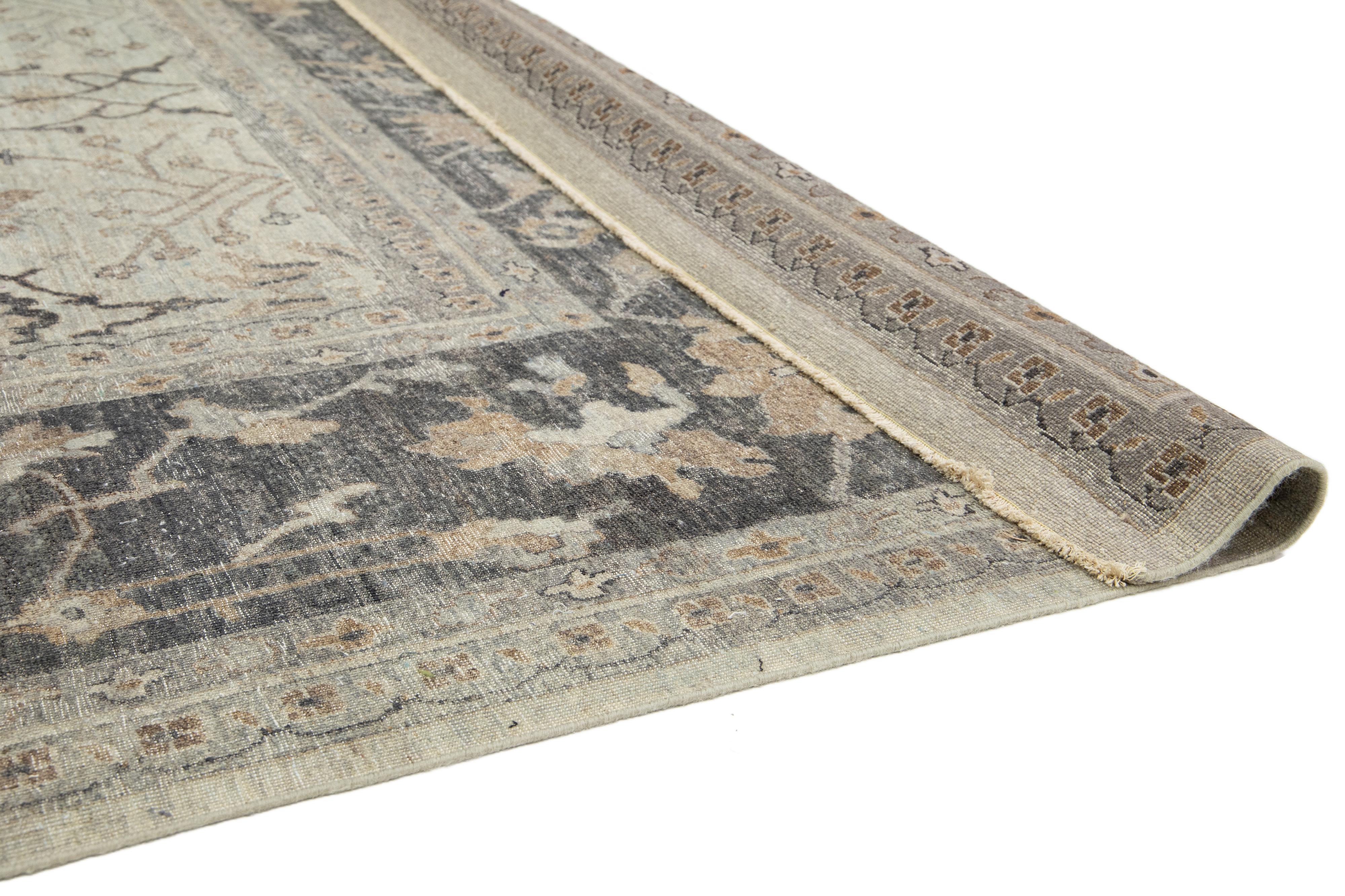 Apadana's Moderner übergroßer indischer Wollteppich im Mahal-Stil, handgefertigt in Beige im Zustand „Neu“ im Angebot in Norwalk, CT