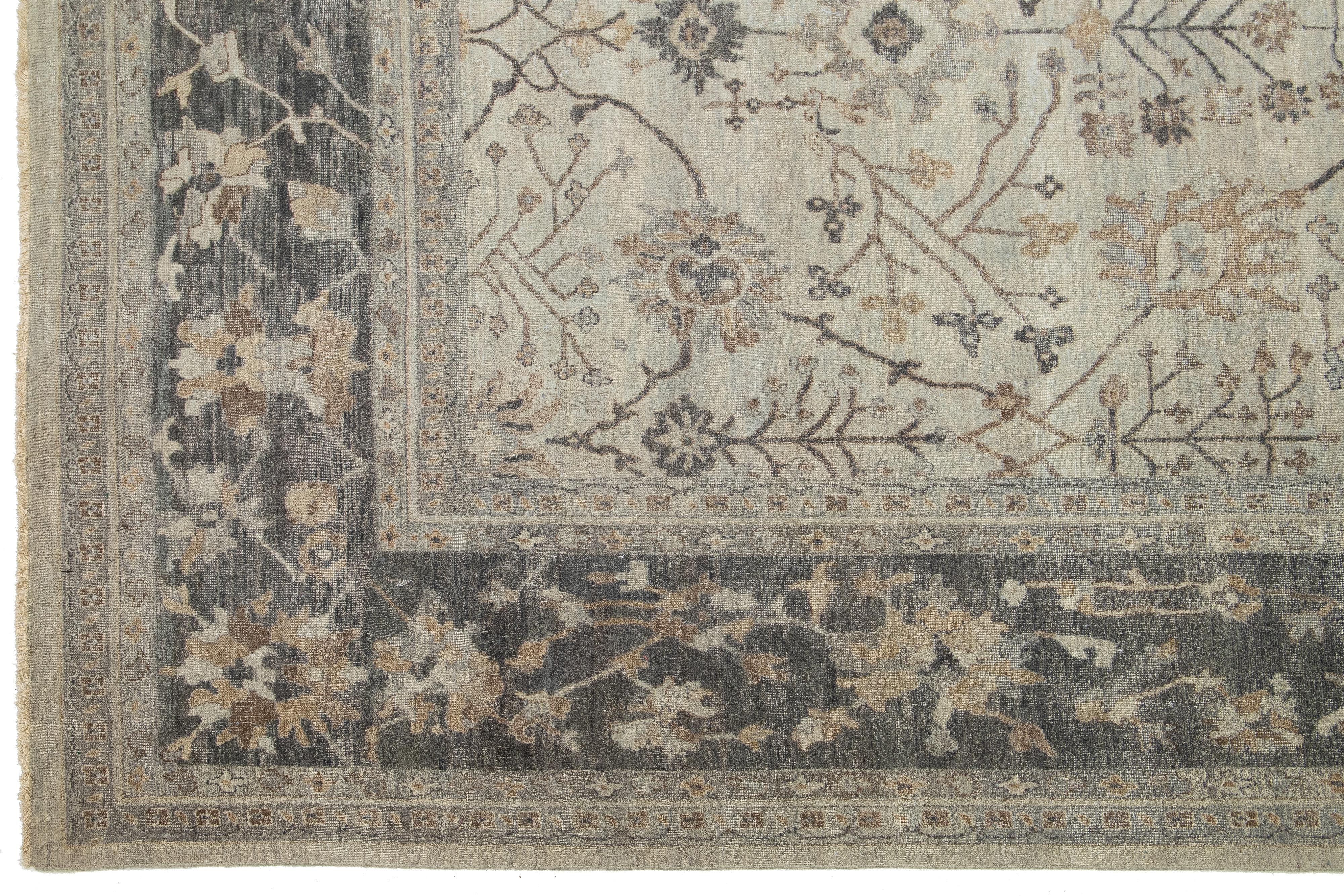 Apadana's Moderner übergroßer indischer Wollteppich im Mahal-Stil, handgefertigt in Beige (Wolle) im Angebot