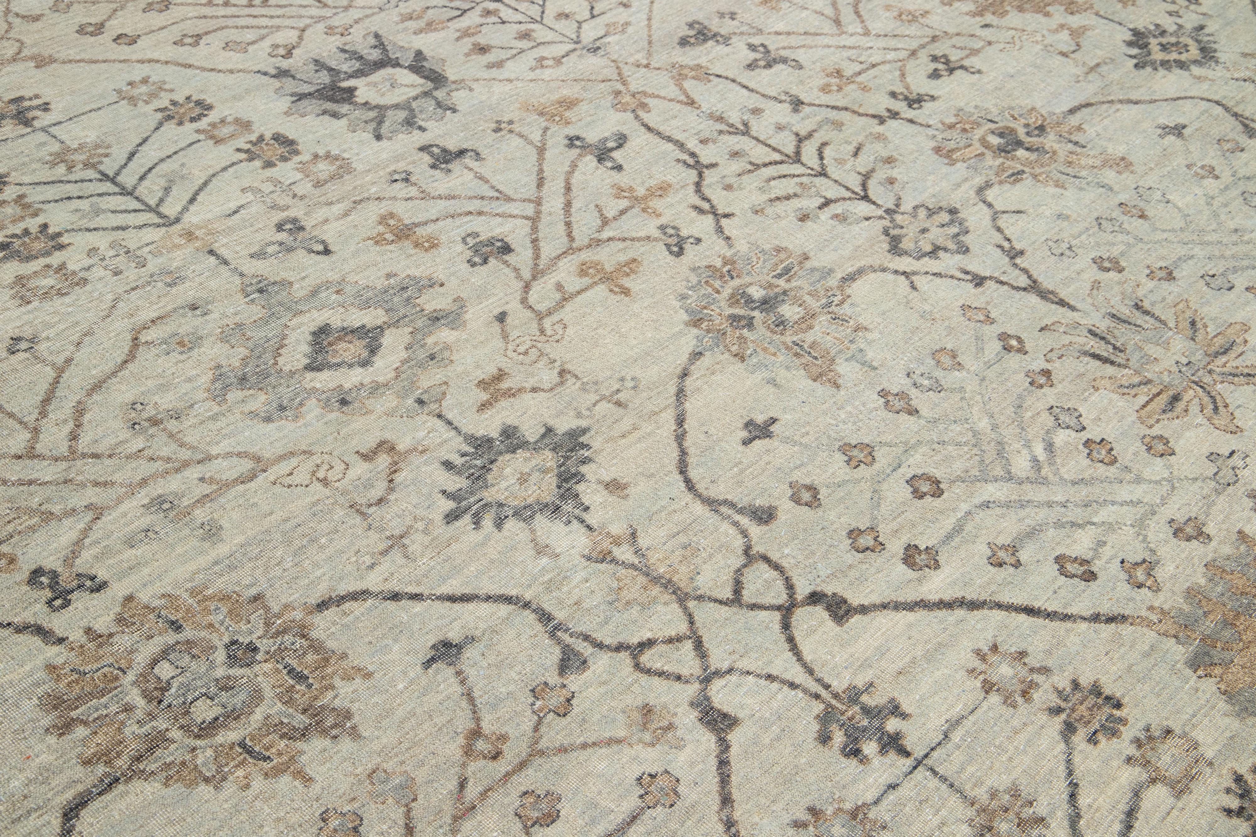 Apadana's Moderner übergroßer indischer Wollteppich im Mahal-Stil, handgefertigt in Beige im Angebot 1