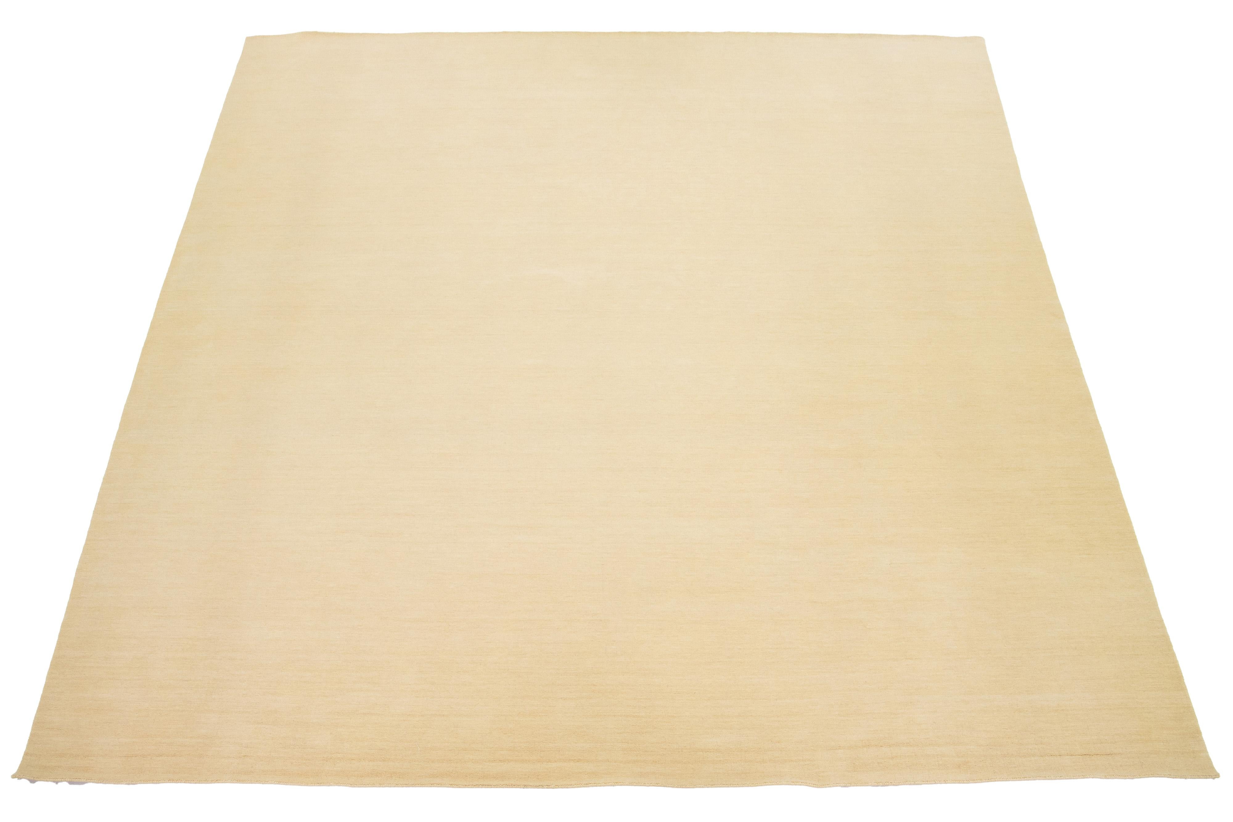 Dieser handgefertigte Wollteppich im Gabbeh-Stil zeichnet sich durch sein unifarbenes Design aus. Er gehört zu unserer Desert Collection'S und ist in verschiedenen Farben erhältlich. Wir verwenden handgewebte Techniken für höchste Qualität und