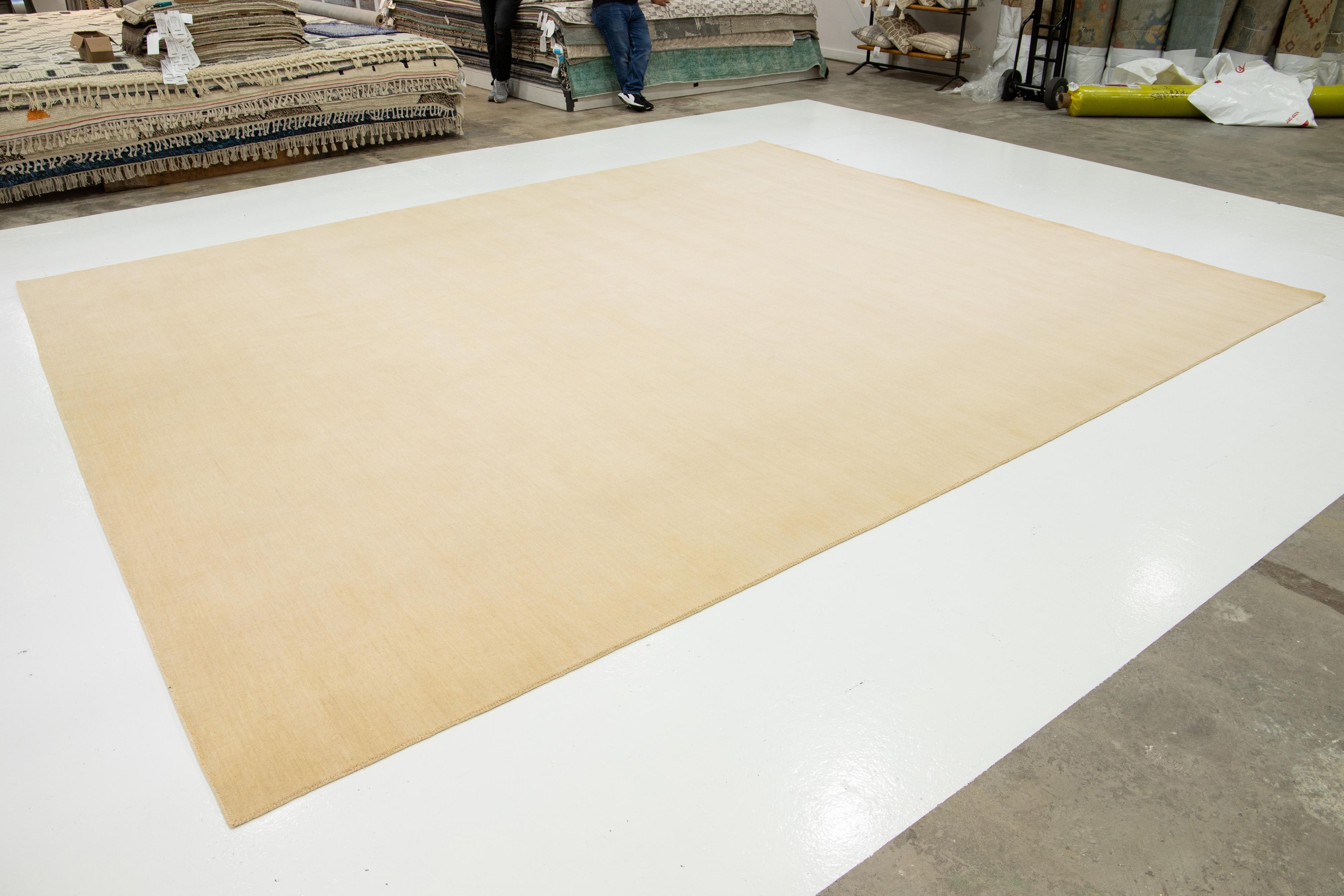 Apadana's Moderner minimalistischer Gabbeh-Wollteppich in Beige (Handgeknüpft) im Angebot