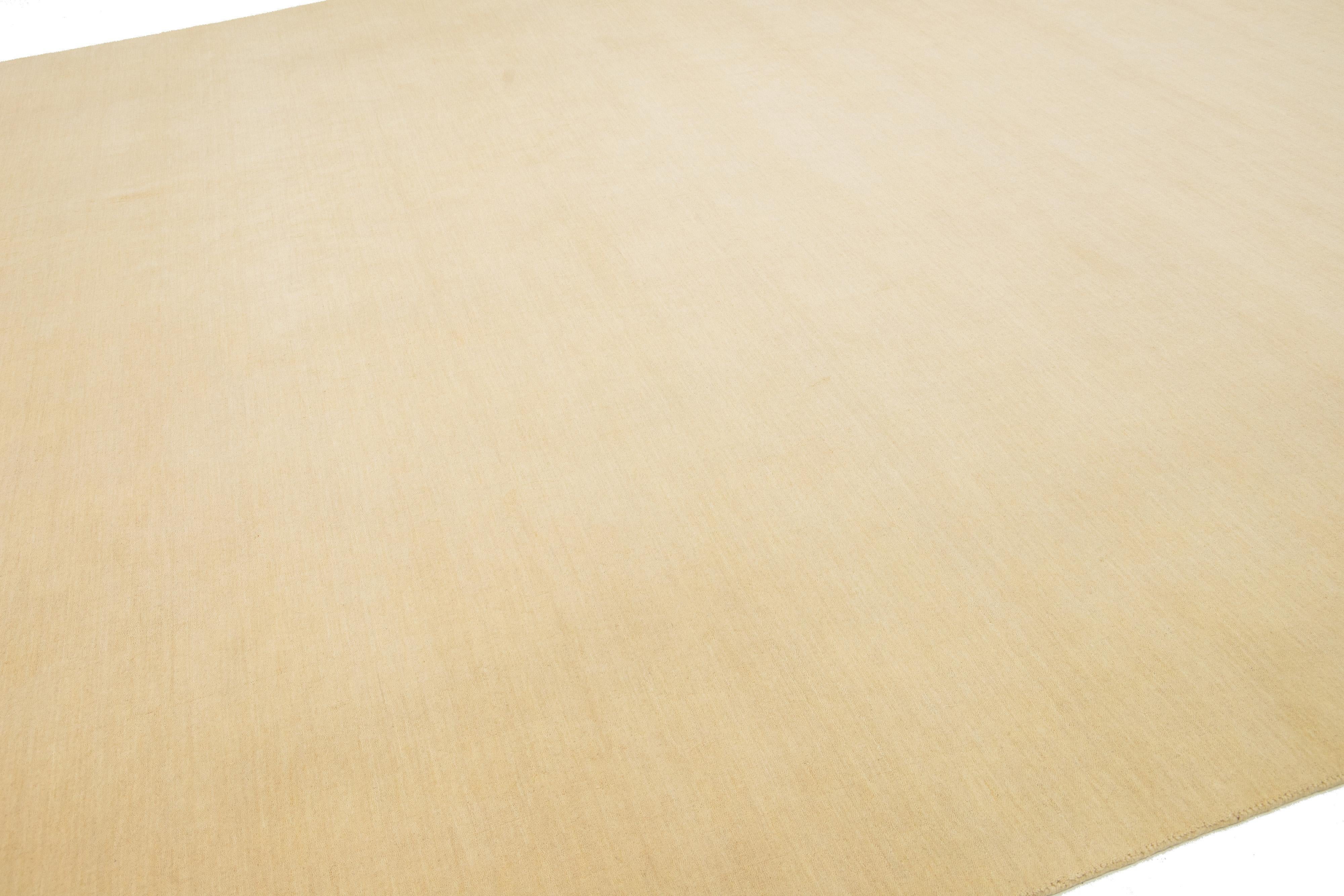 Apadana's Moderner minimalistischer Gabbeh-Wollteppich in Beige im Zustand „Neu“ im Angebot in Norwalk, CT