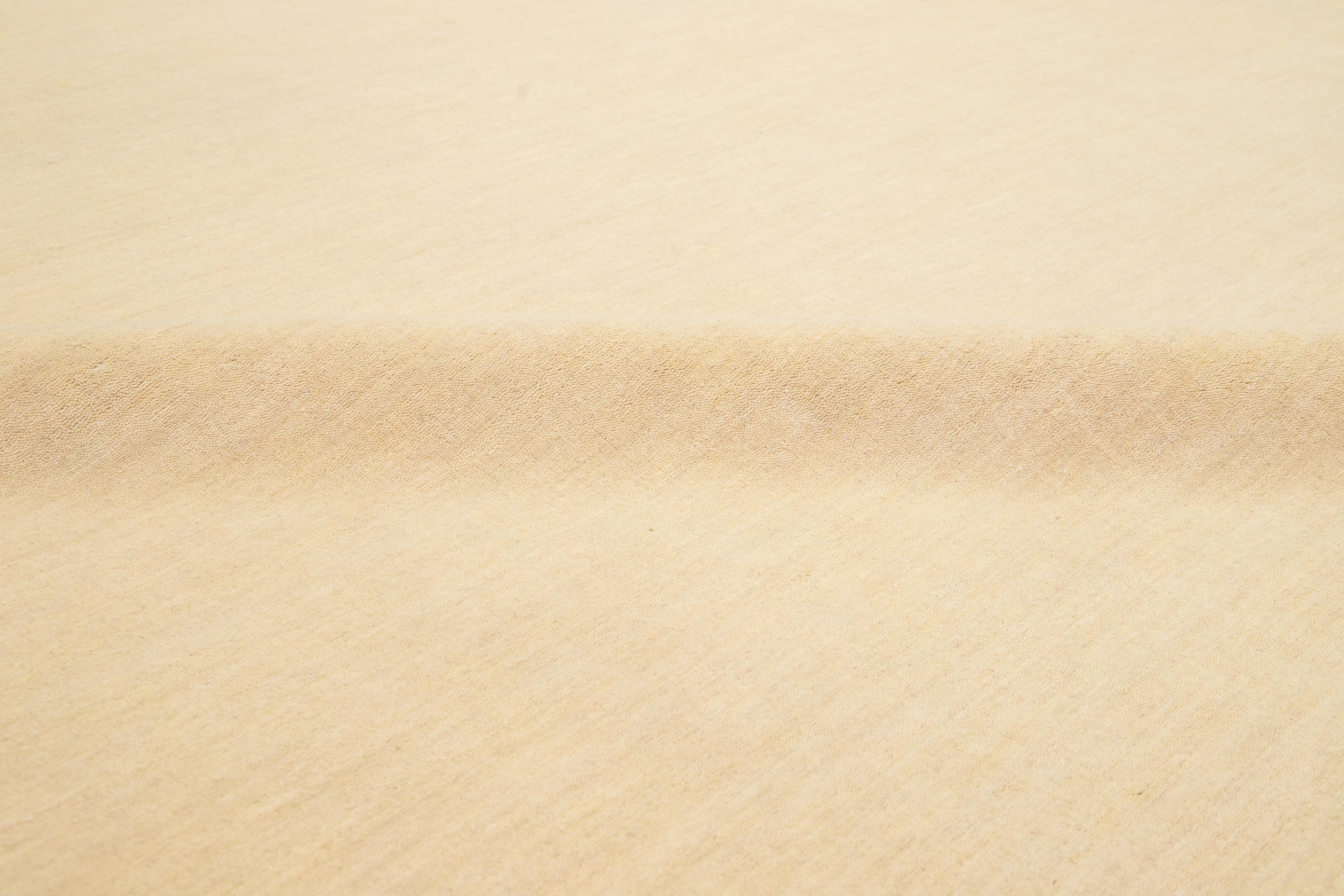 Apadana's Moderner minimalistischer Gabbeh-Wollteppich in Beige (21. Jahrhundert und zeitgenössisch) im Angebot