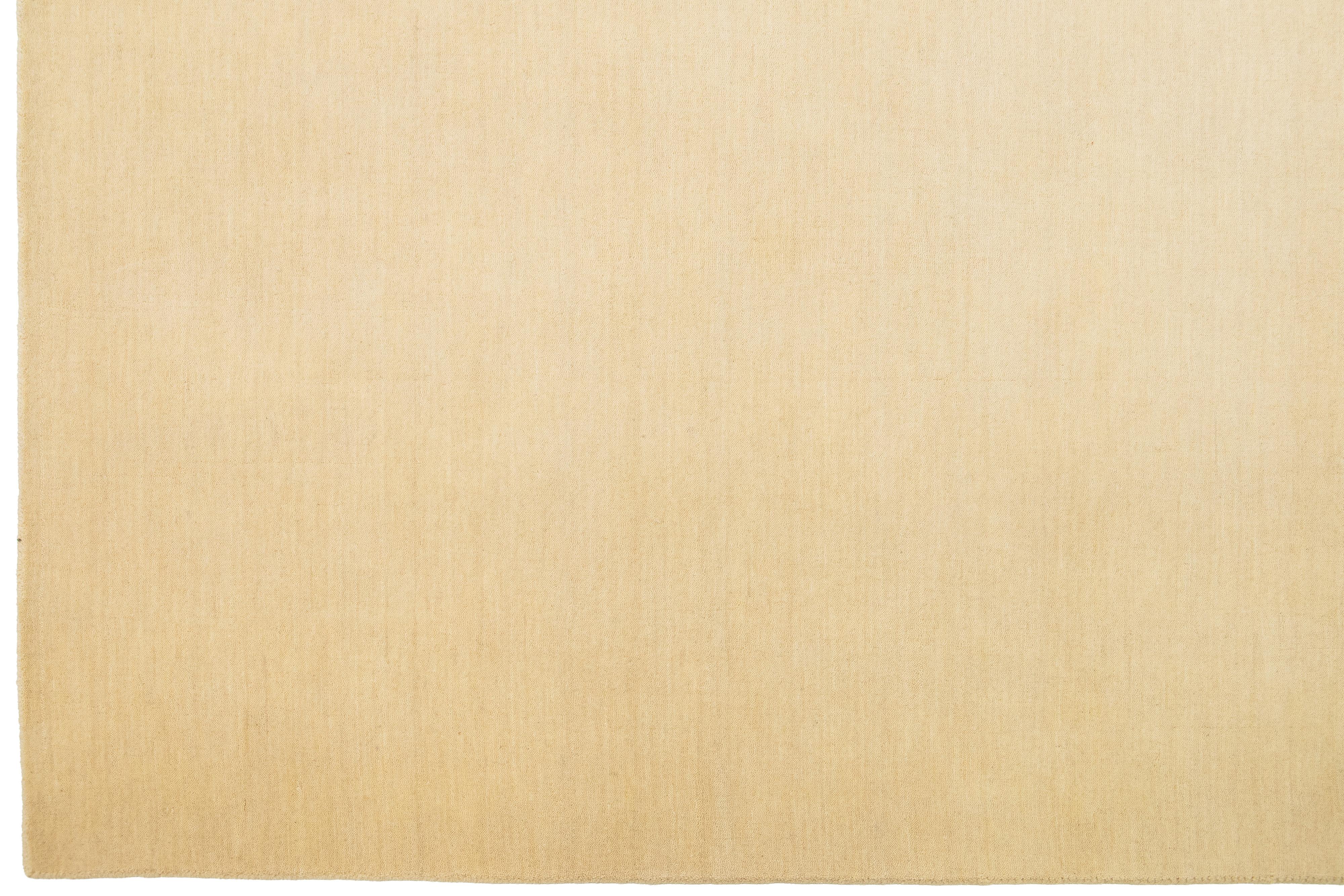 Apadana's Moderner minimalistischer Gabbeh-Wollteppich in Beige (Wolle) im Angebot